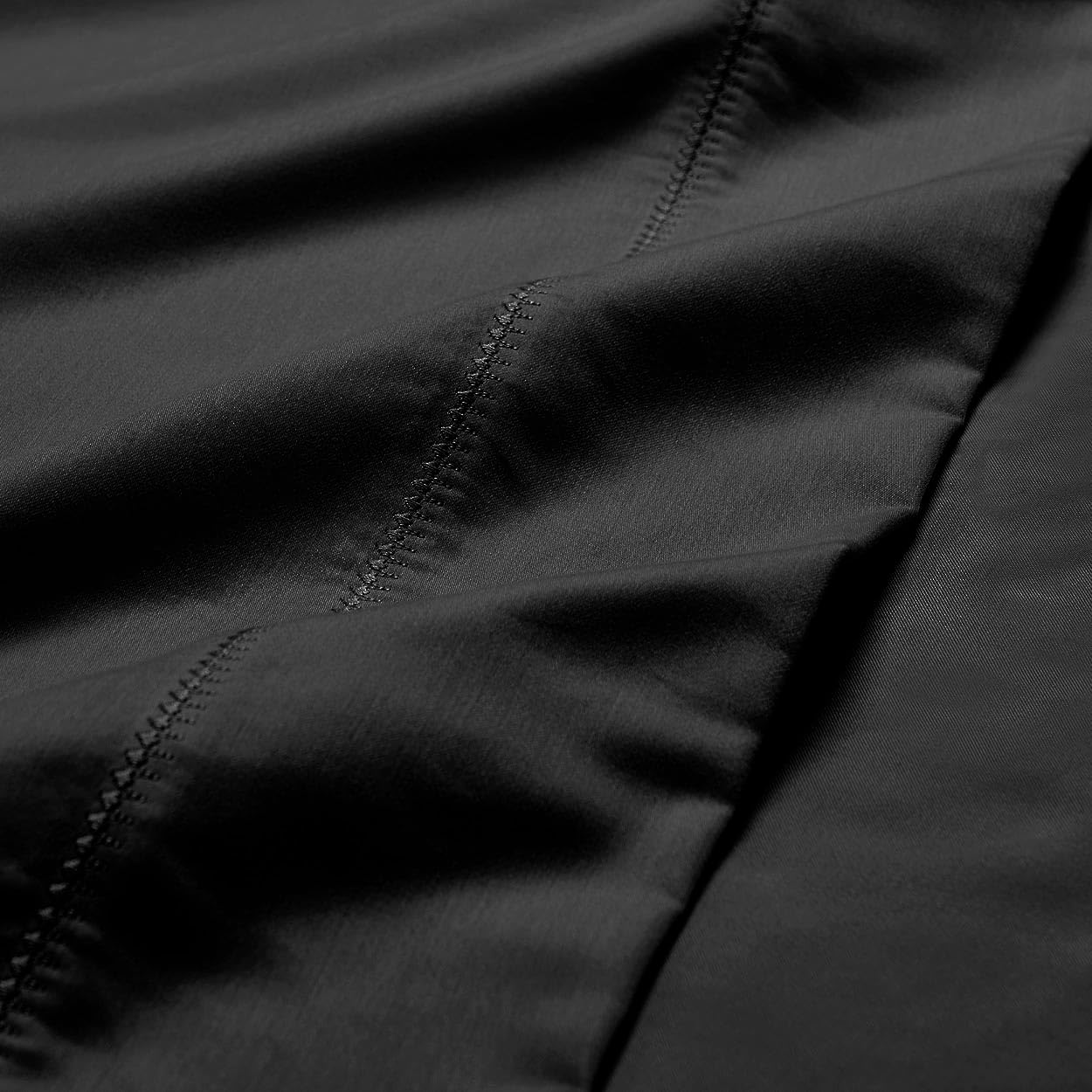 SUPERIOR Cotton Blend Sheet Set, Polka Dot Design, Includes 1 Elastic Deep Pocket Fitted Sheet, 1 Flat Sheet, 2 Pillowcases, Luxury Bedding, Soft Sateen Weave, Full, Black