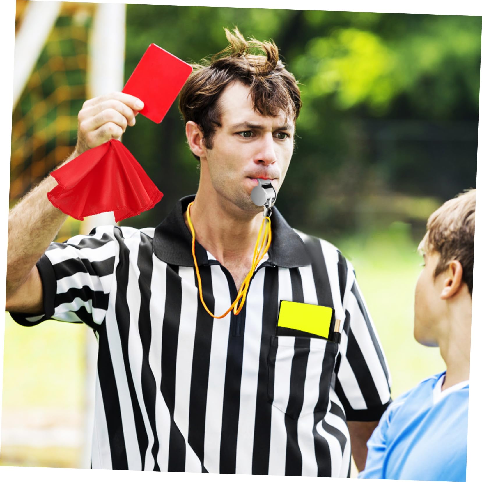 UKCOCO 2 Set Calcio con Cartellini e Gialla Bandierine e Fischietti per Partite Kit e Suono Resistente e Versatile