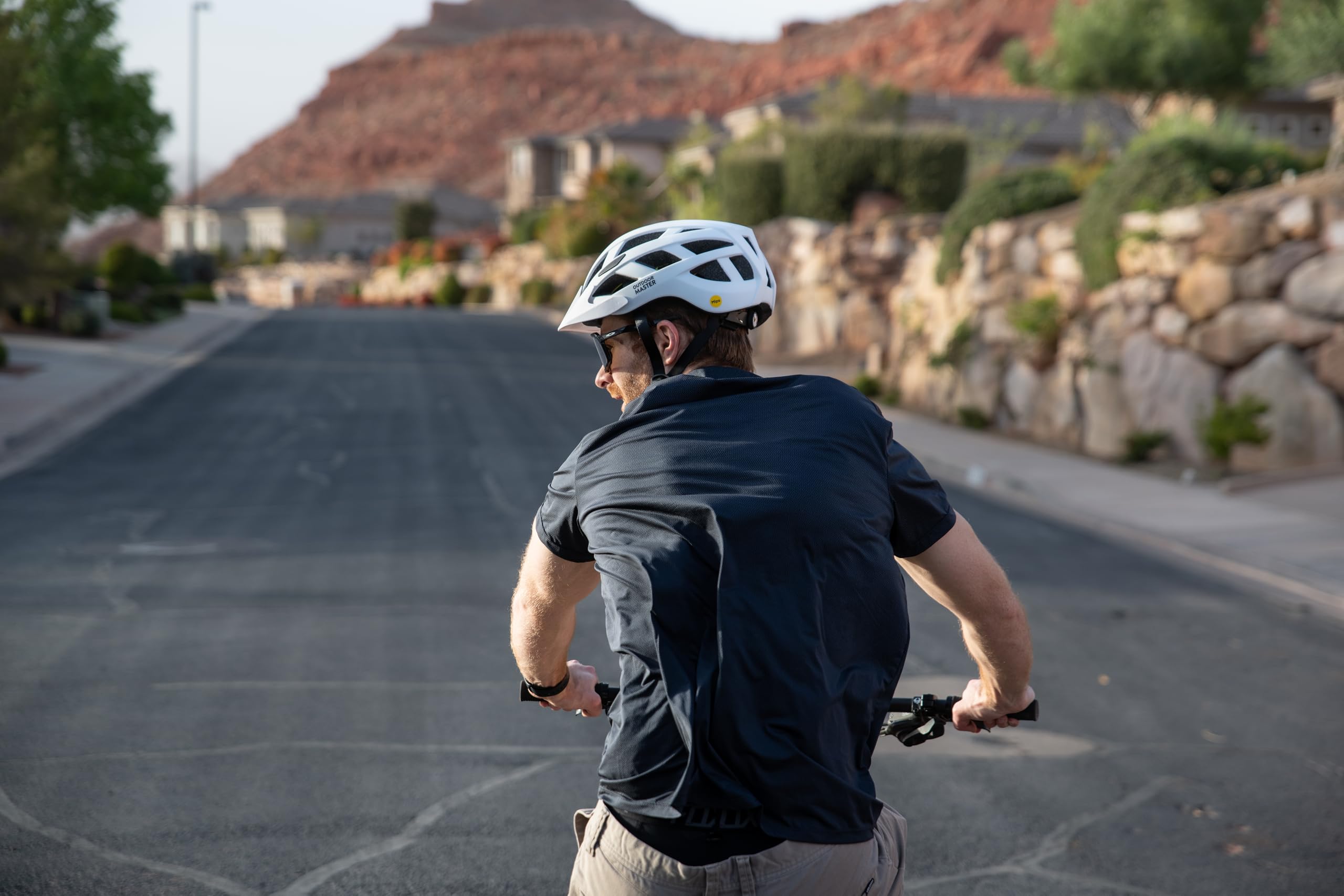 Outdoor Master - Casco de bicicleta para hombre y mujer – Modelo GEM con sistema MIPS, 25 tomas de aire, visera extraíble – Ajuste ajustable – Excelente para ciclismo y monopatín