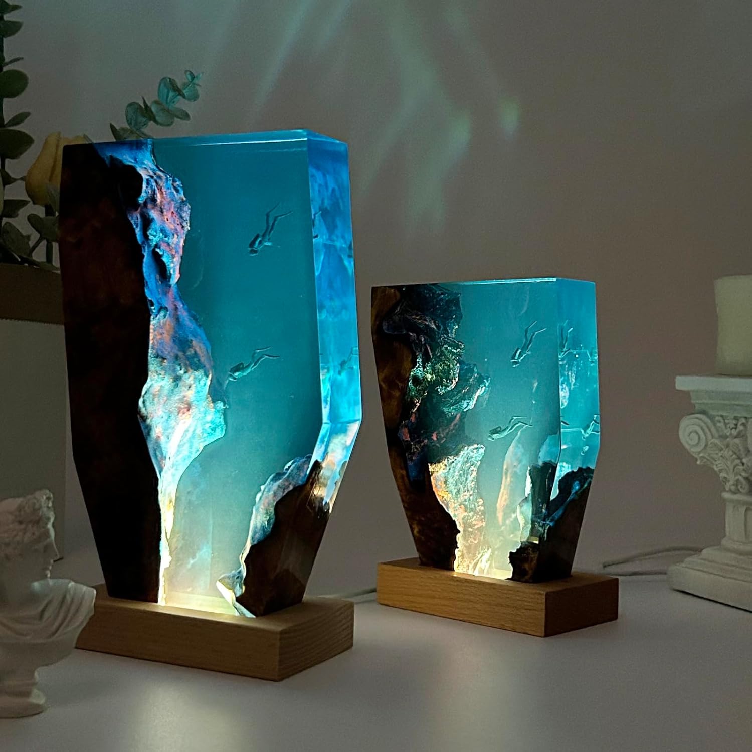 Resin Ocean Night Light with Wooden Baset, Couple Diver. Art Home Decoration, Resin Lamps are All Carefully Crafted Birthday Gifts (5.9 * 4.3 * 1.4inch)