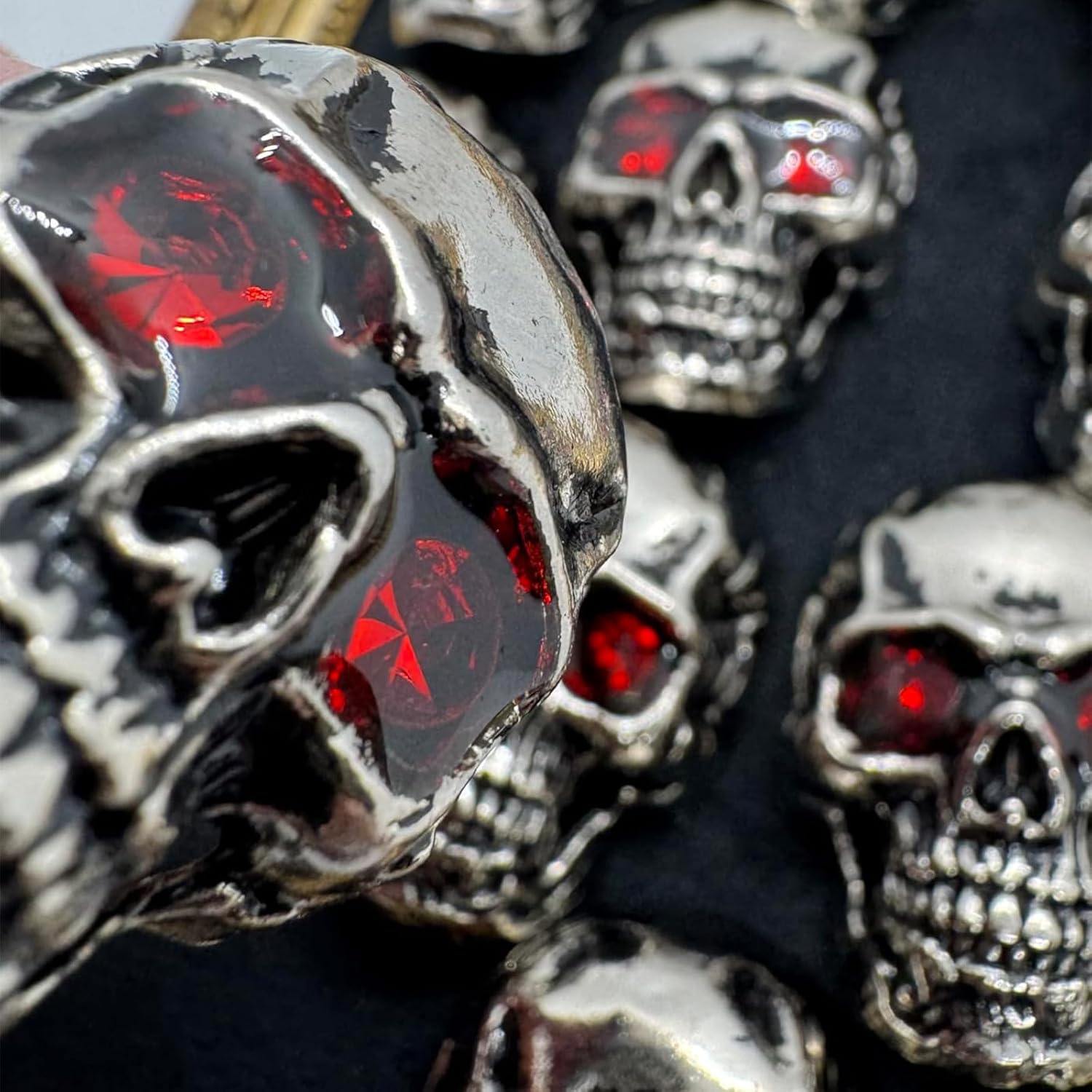ed Eye Skull License Plate Screws, 4 Pack Zinc Alloy Fasteners, Cool Decorative Bolts for License Plate Frame, Universal Fit for Cars Trucks Motorcycles, Silver with Red Eyes