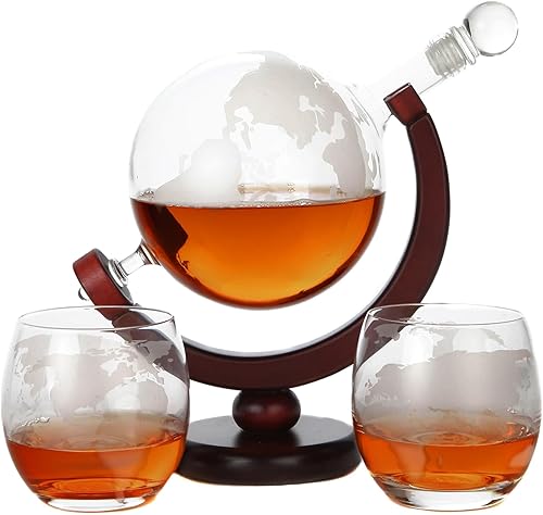 Lily's Home Decantador de whisky World Globe con soporte de madera con acabado oscuro, embudo de barra y 2 vasos a juego (28.7 fl oz)