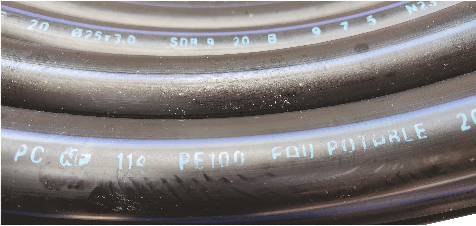 SOMATHERM FOR YOU, Tube polyéthylène NF bandes bleues Ø25 mm - Couronne 10 m - Pression PN 16 - Conforme EN 12201 - Idéal pour distribution d'eau potable enterrée