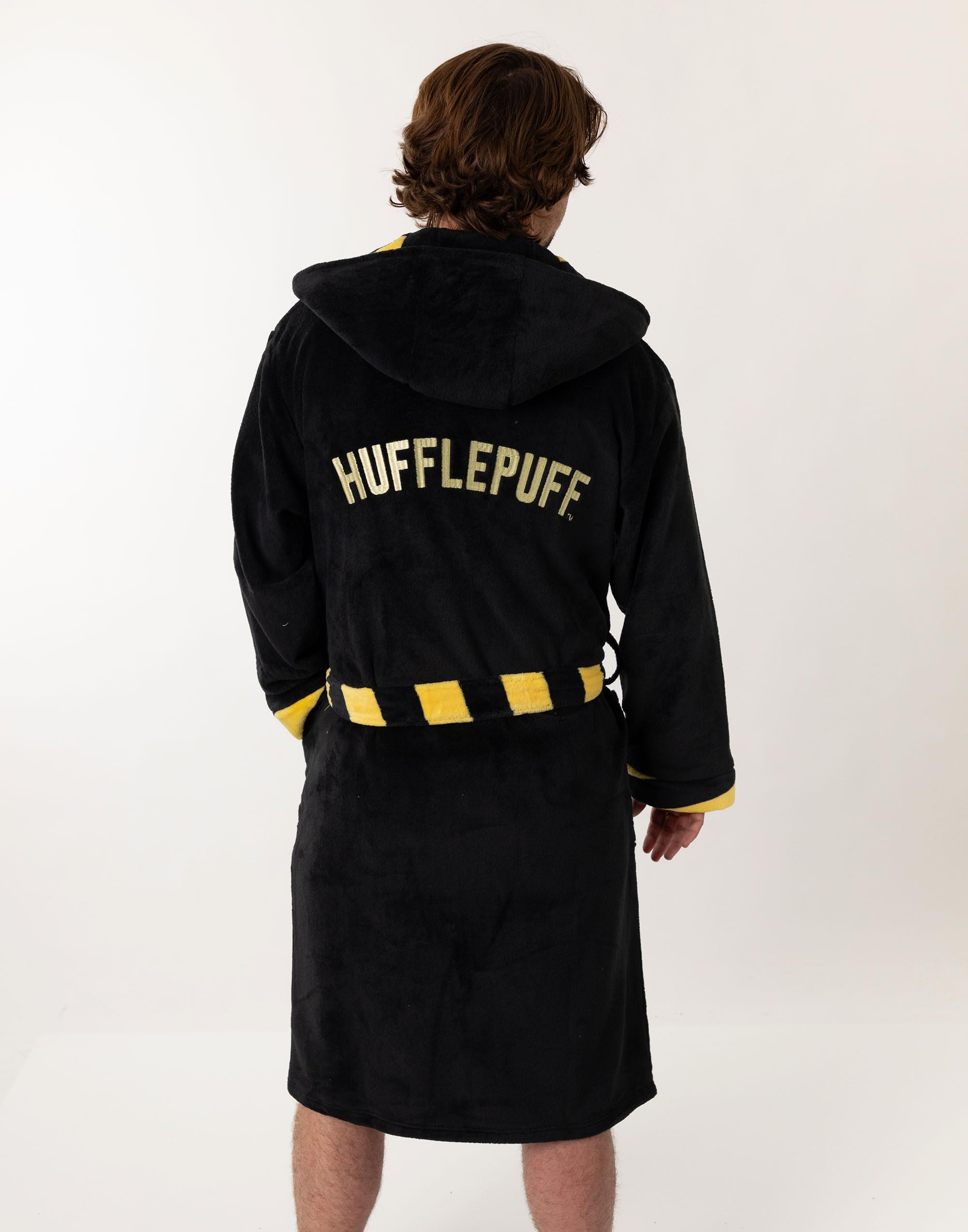 Harry Potter Albornoz unisex negro con capucha Hufflepuff | Cómoda ropa de estar por casa de forro polar con lazo | Pijama de manga larga con temática de películas | Ideal para relajarse en casa