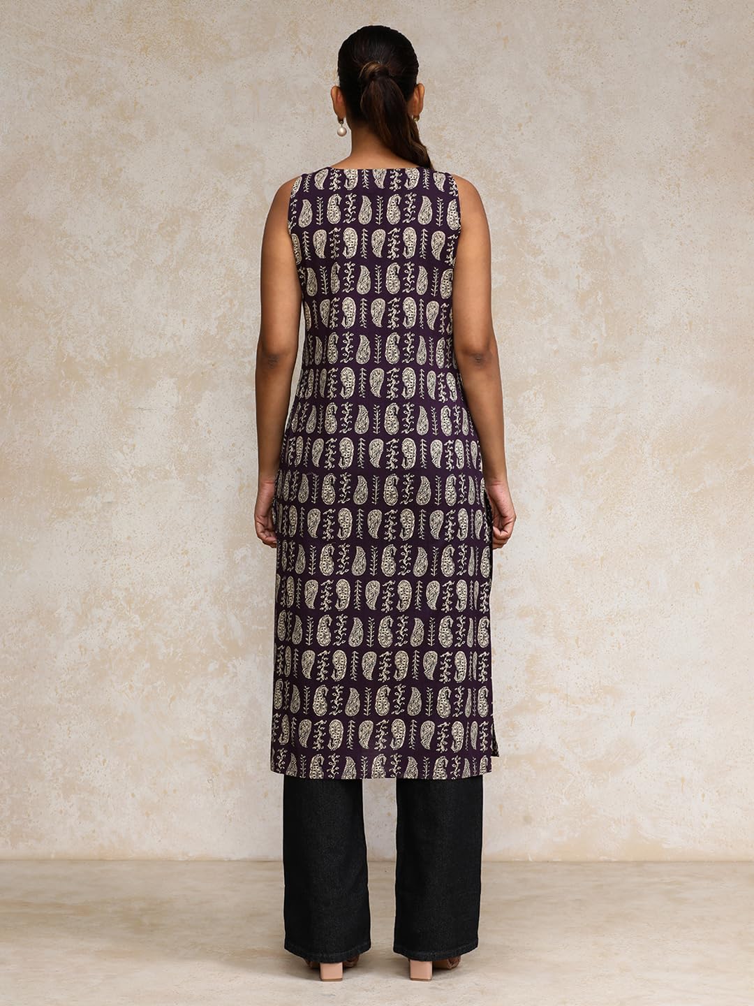 Varanga Women Paisley Printed V Neck Sleeveless Kurta Purple