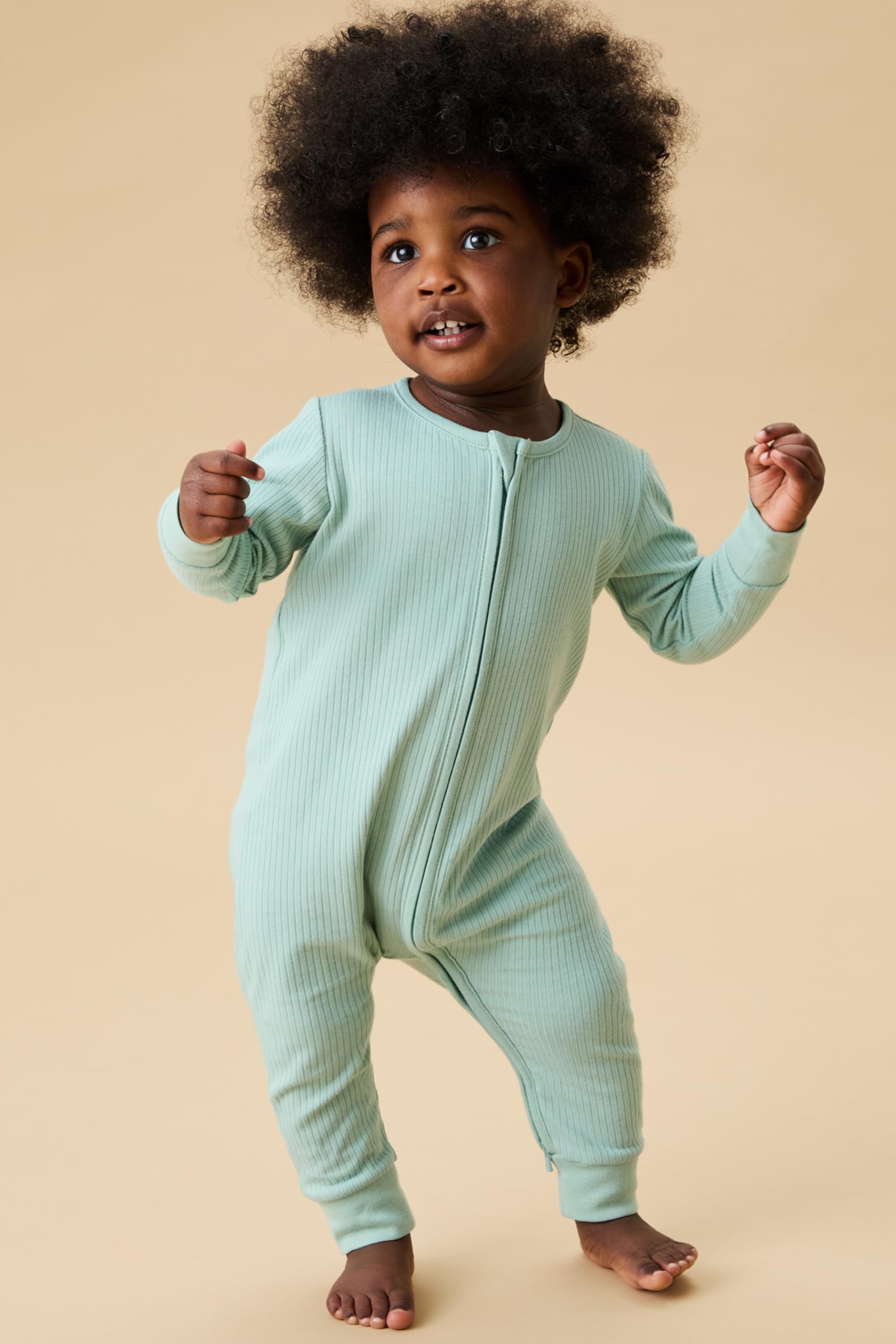MORI Pijama unisex de canalé con cremallera bidireccional para bebé en color menta - Ropa de dormir cómoda de bambú y algodón orgánico - Pijama para niños pequeños con diseño de pies - 9-12 meses