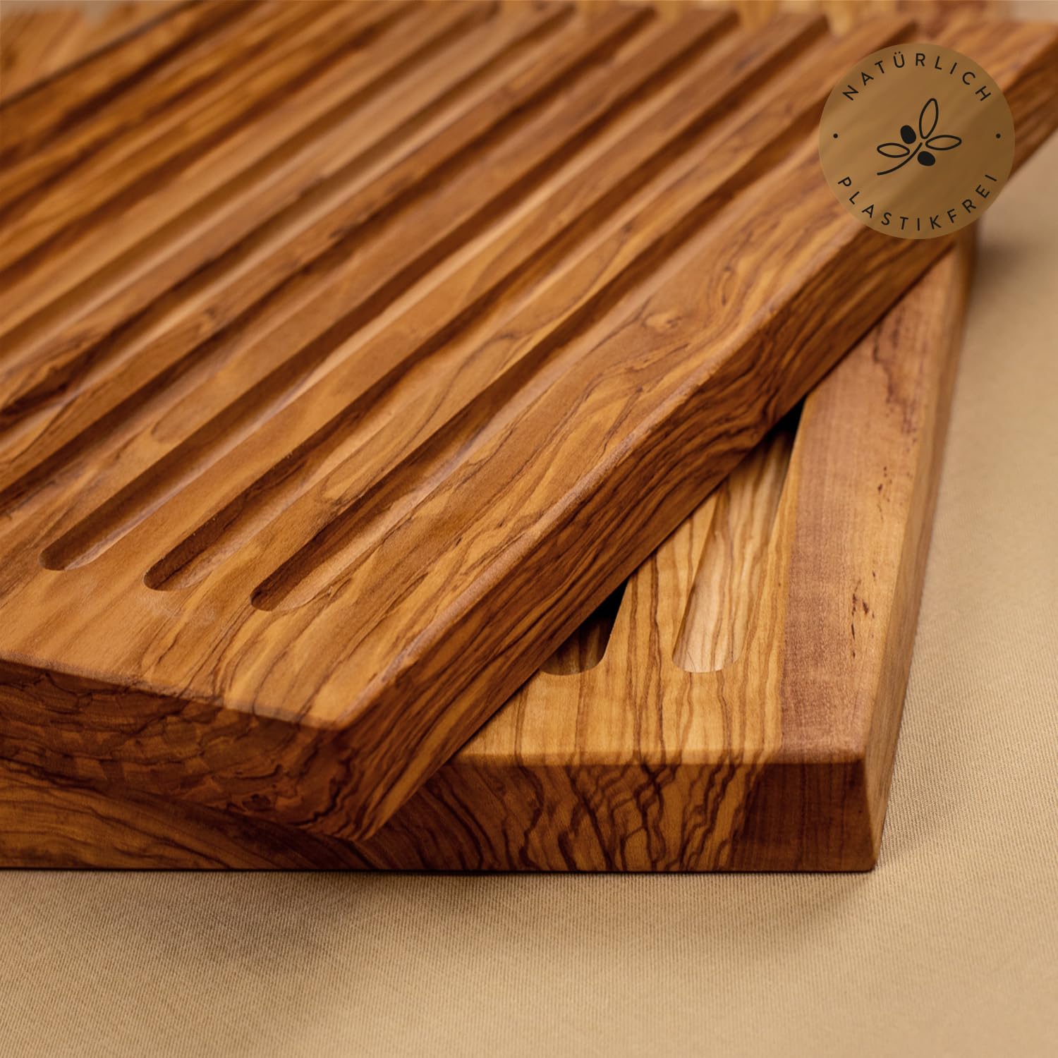 DAS OLIVENHOLZBRETT®Brotschneidebrett mit Rillen/Brett für Brot/40cm x30cm | aus Olivenholz aus einem Stück/mit gefrästen Rillen/einfache Reinigung/ fängt Krümel optimal auf