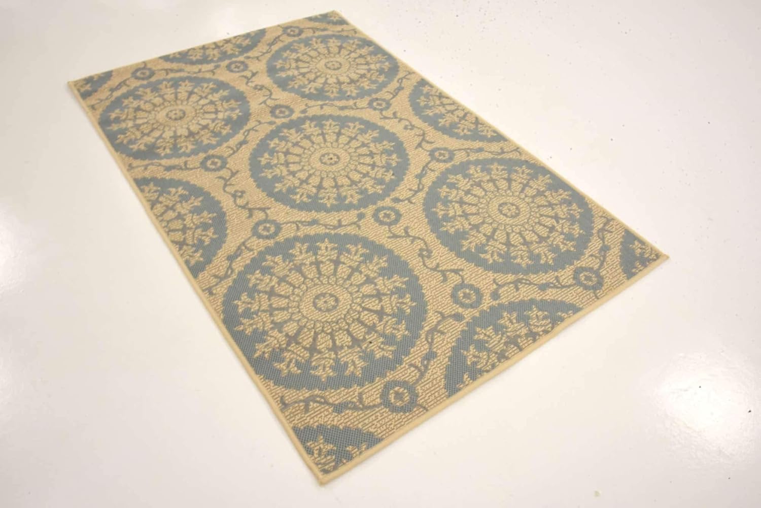 Unique Loom Outdoor Botanical Collection Area Rug - Medallion (3' 3" x 5' 1" Rectangle, Aqua/ Beige)