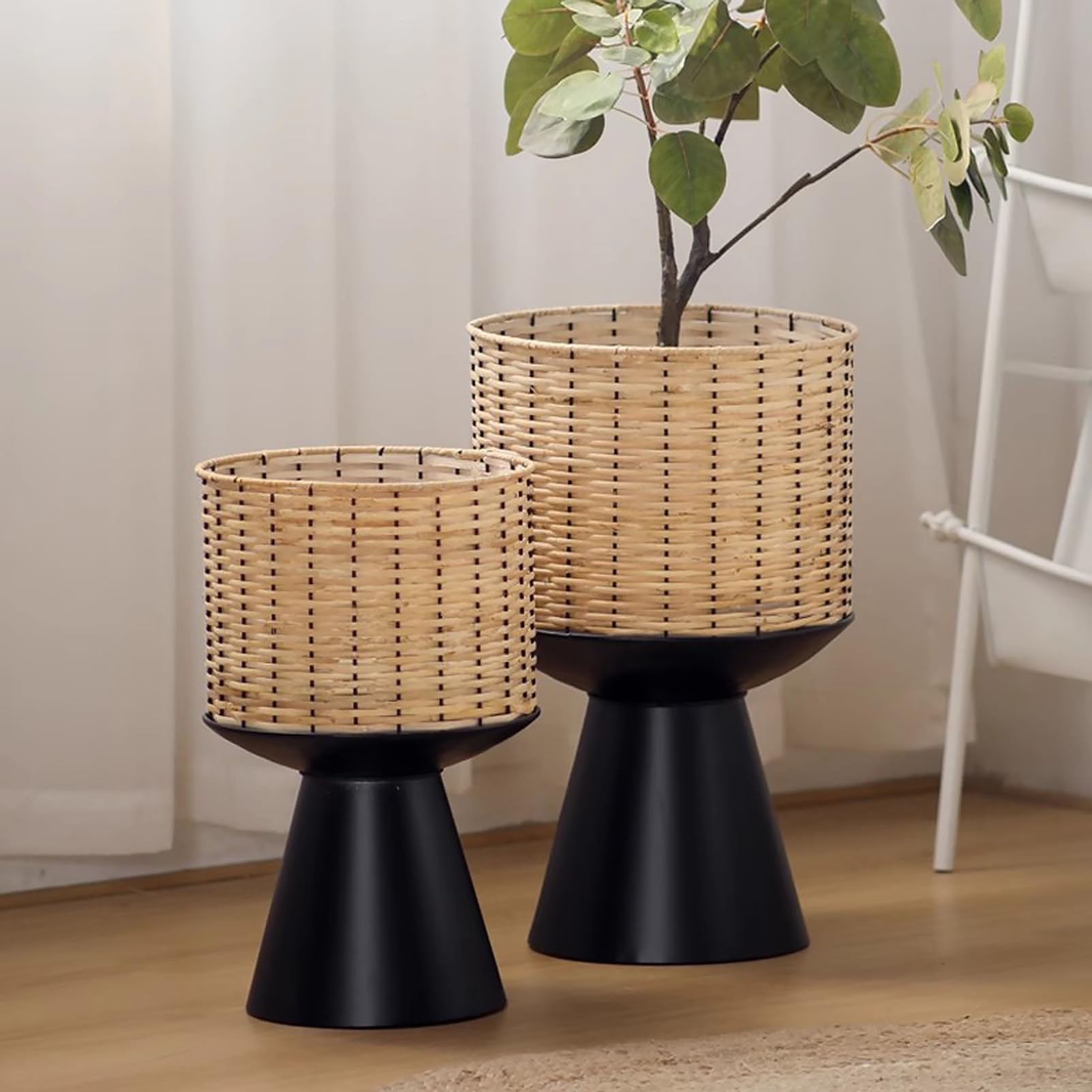 Portavasi in bambù intrecciato, portavasi rotondo in rattan, portavasi rustico in vimini per interni, ideale per decorare il balcone di casa.
