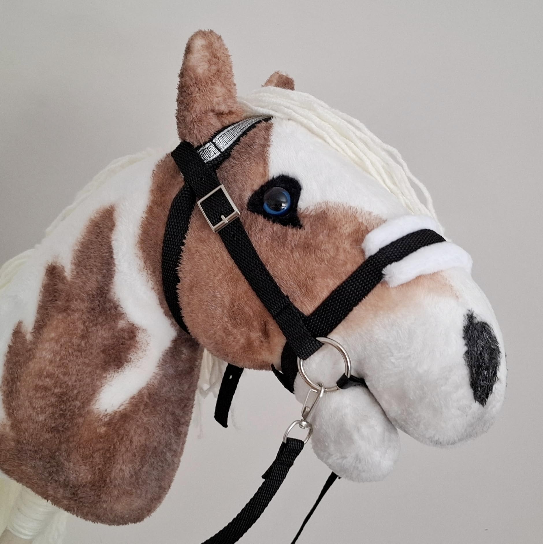 Generisch Hobby Horse Pferd Pinto | Paint Steckenpferd Großes A3 | Abnehmbare Trense & Lange Mähne | Stockpferd mit Zubehör