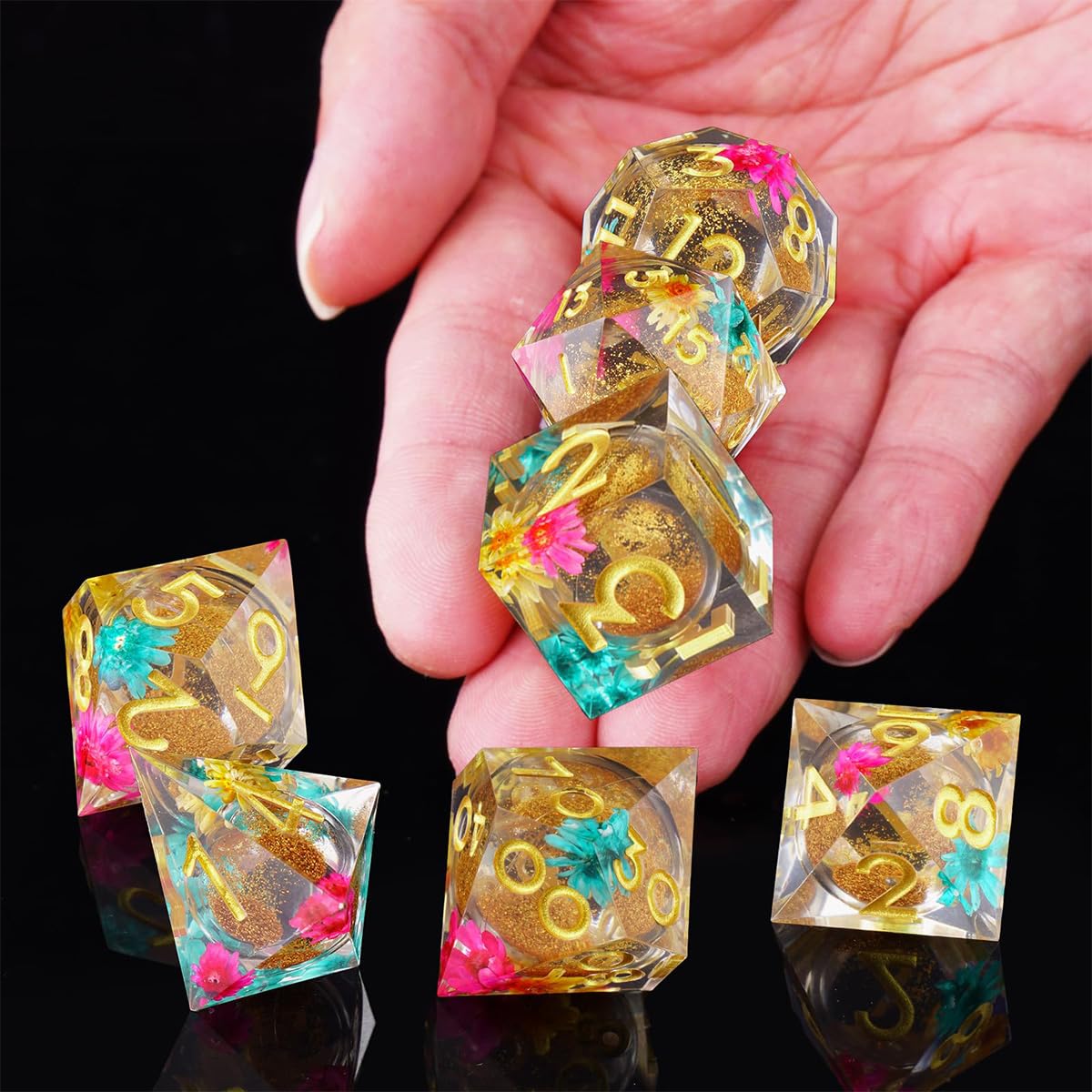 Sarini 7 pezzi di dadi con nucleo liquido in resina dadi con bordi affilati set di dadi DND poliedrici per giochi da tavolo MTG Dungeons and Dragons RPG （Fiore d'oro）