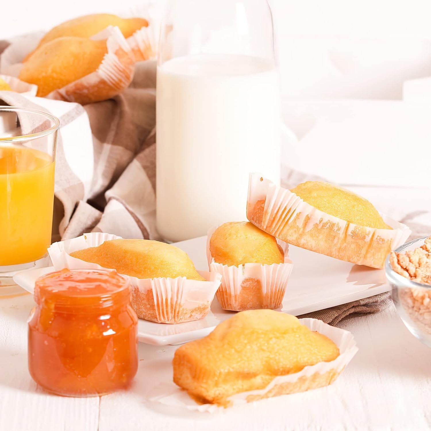 Miibiscolit 1000Pcs Oval Cake Paper Baking Cups Safe Grease Proof Cupcake Liners Boat Shape Paper Bread Muffin Baking Cups for Cake Balls Muffins Cupcakes (3.94inch*1.97inch*1.38inch)