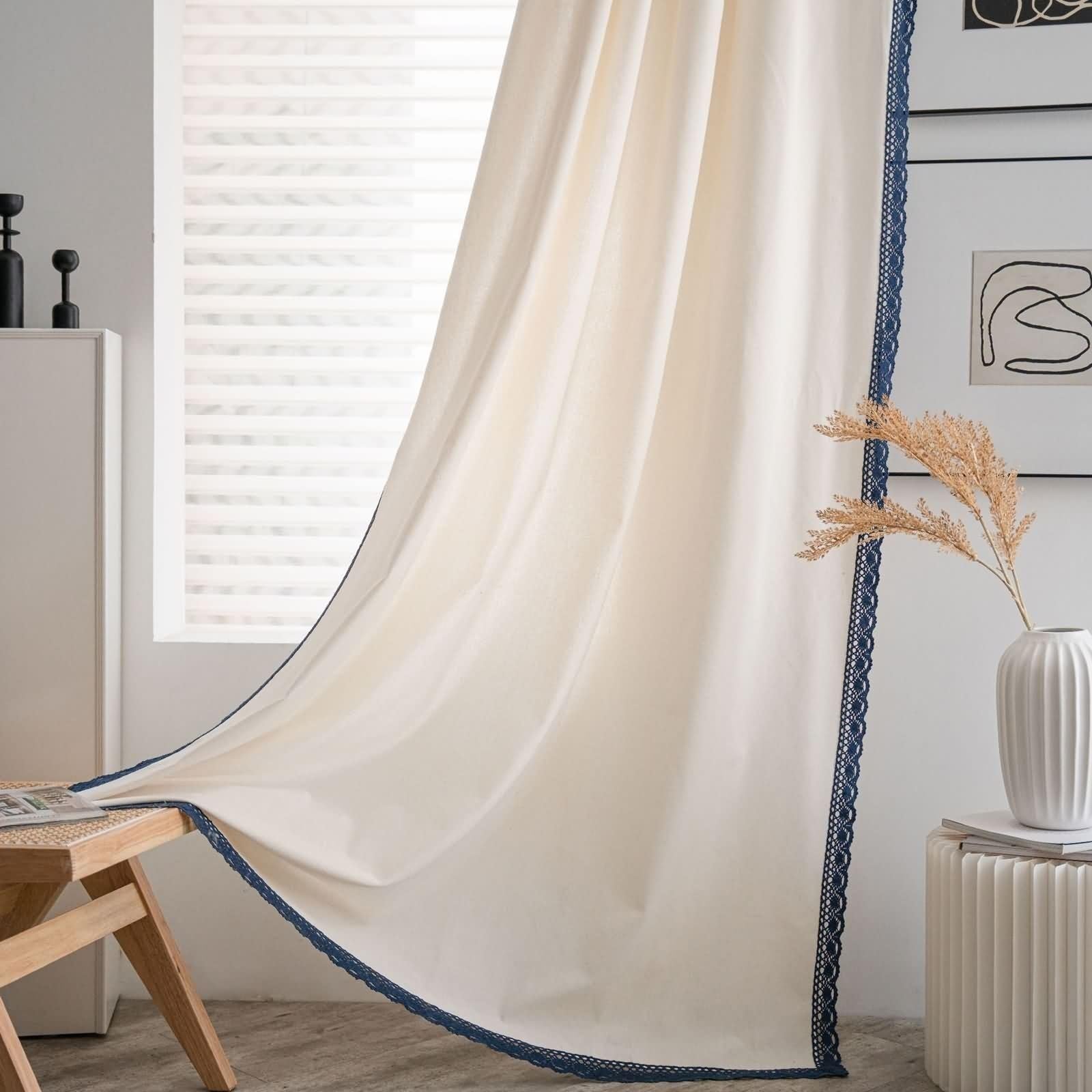 Rideaux passe tringle occultants pour salon chaleureux en coton beige et dentelle marine