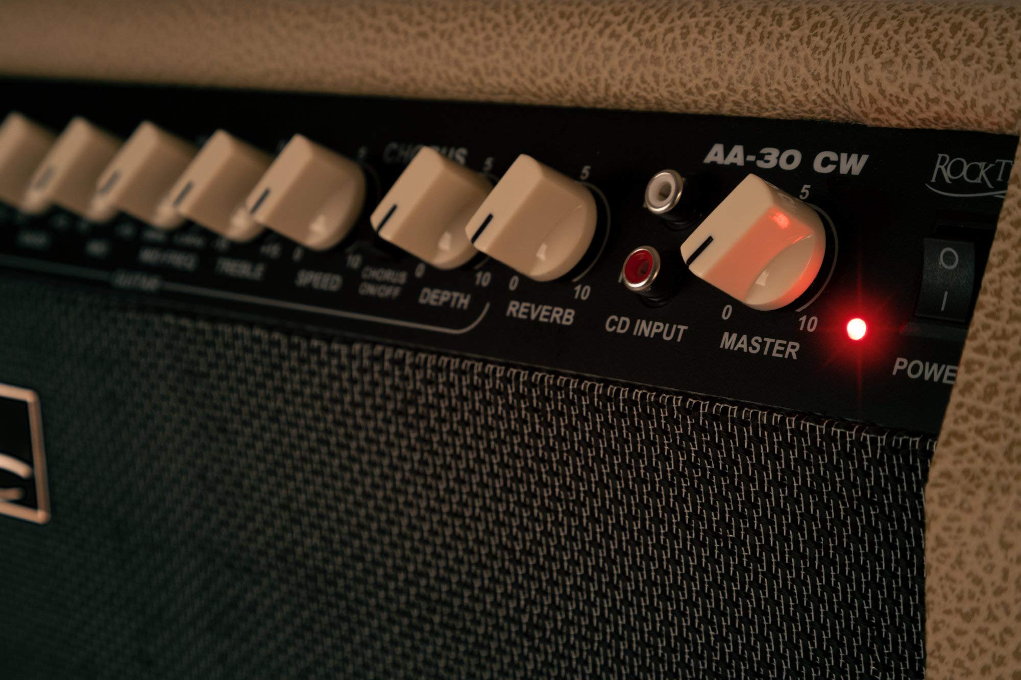 Rocktile AA-30 CW Eric Akustikverstärker - 30 Watt - 2 Kanäle (Mikrofon und Gitarre) - 10" Speaker + 2,5" Hochtöner - AUX-Eingang und Line Out - Chorus- und Hall-Effekt - Creme