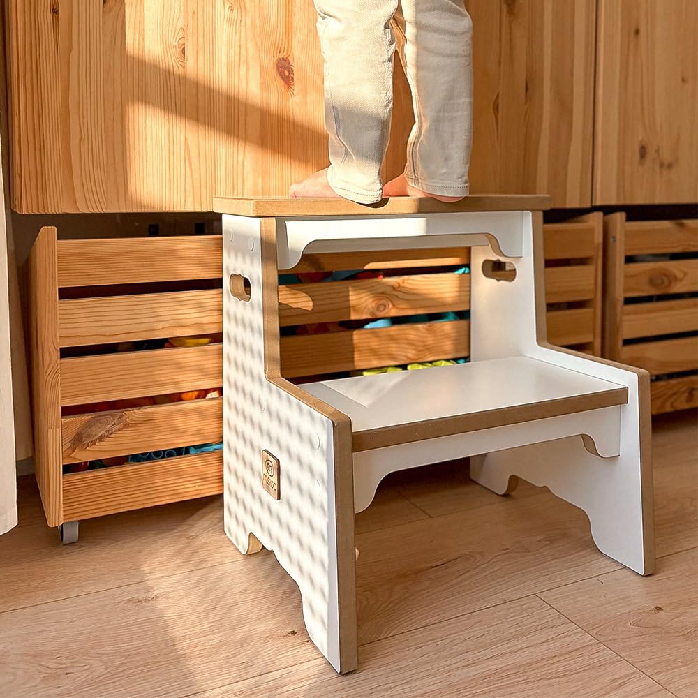 MISIOO - Sgabello in legno MDF bianco, per cameretta dei bambini, 39 x 39 x 29 cm, con bordo naturale, pedalata sicura e stabile per bambini piccoli