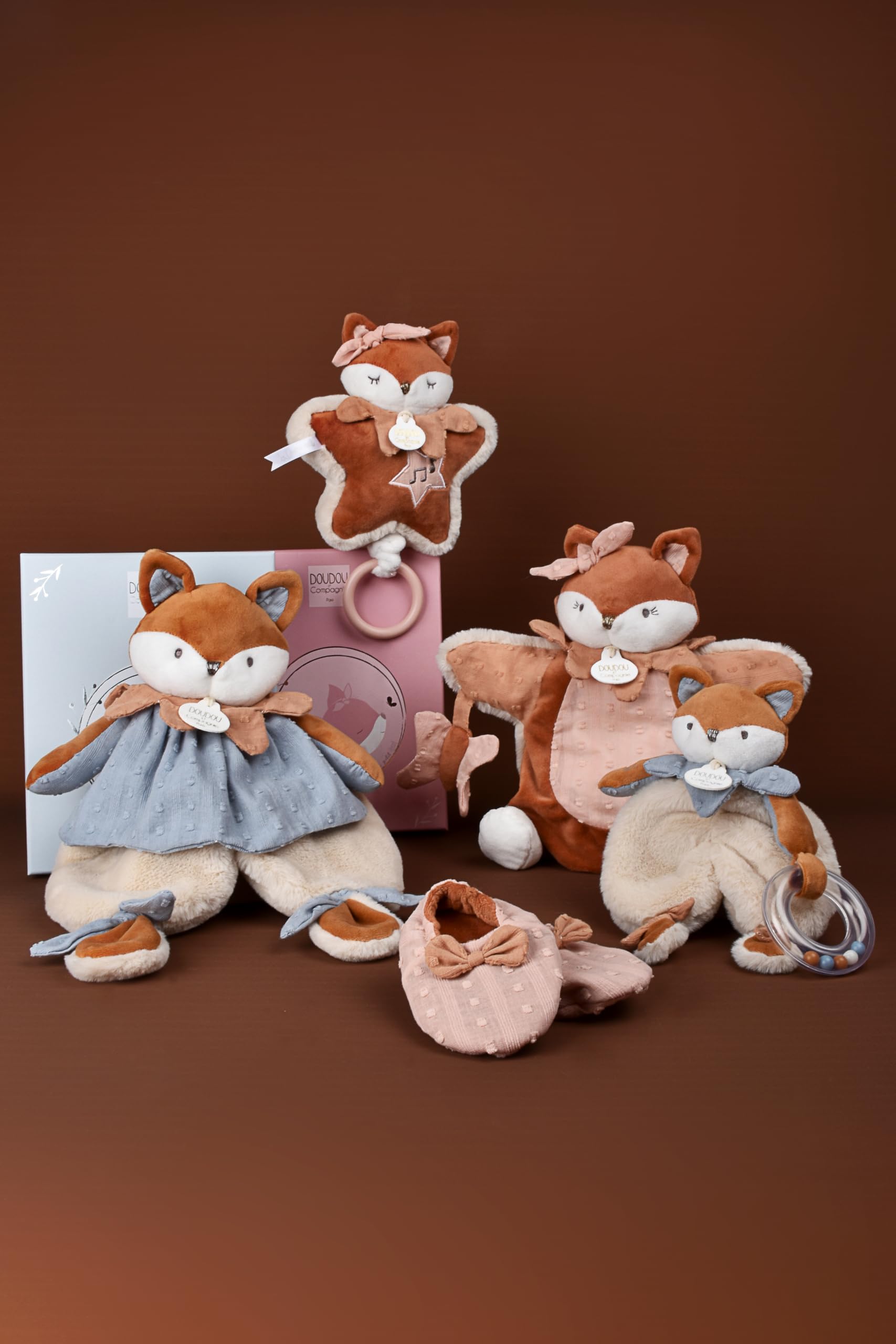 Doudou et Compagnie - Coffret Naissance Mina Renard avec Chaussons 0-6 Mois - Doudou Bébé Plat 18 cm Ultra Doux en Coton Plumetis - Ensemble Premier Âge Raffiné - Idée Cadeau Naissance Mixte - DC4691