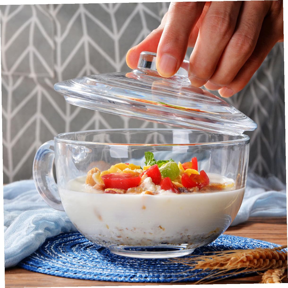 Angoily Bol de Cristal Transparente de 600Ml con Tapa y Asa Ensaladera Práctica para Desayuno Postres Leche Avena y Ensalada Recipiente para Alimentos Domésticos