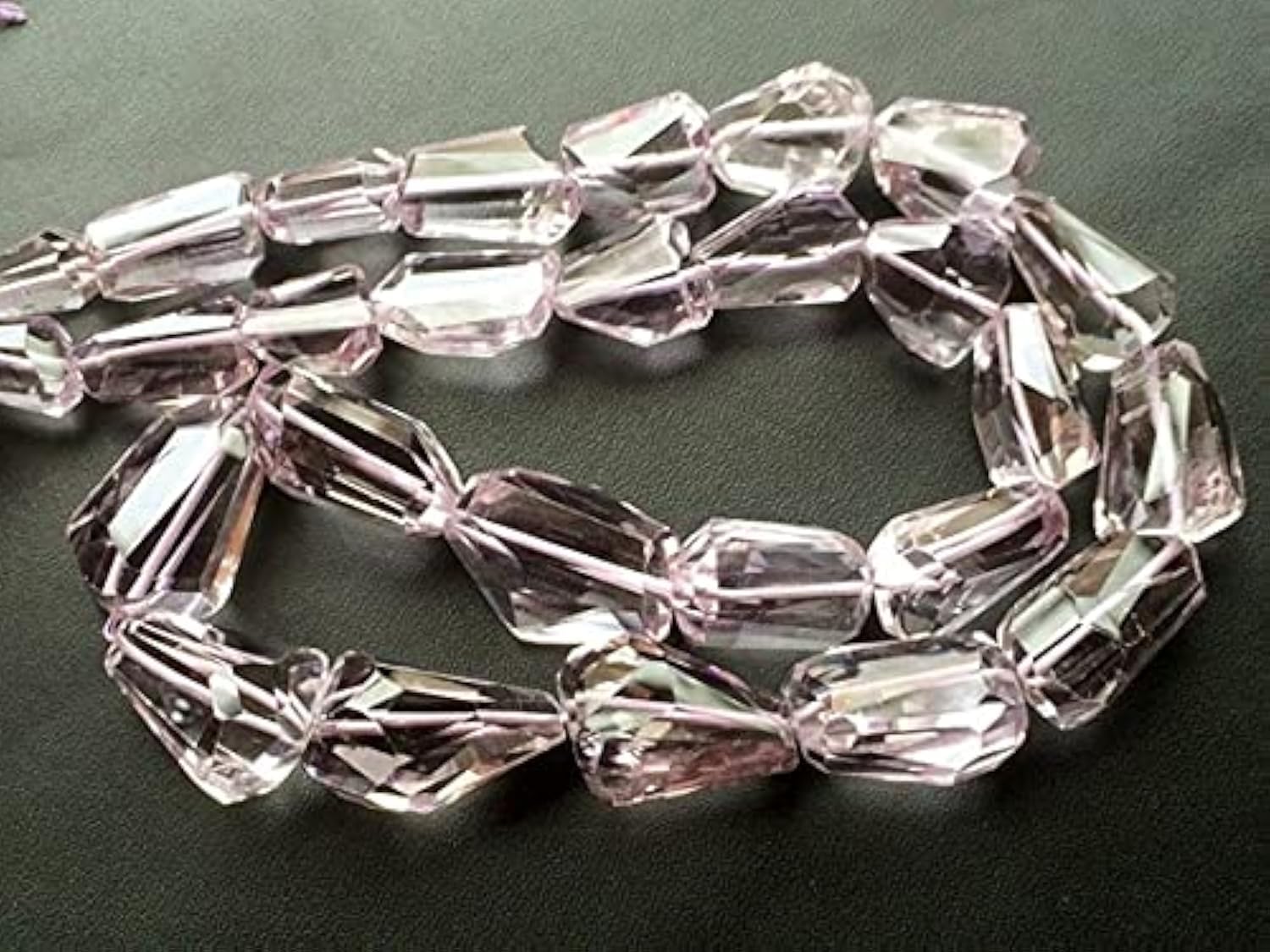 Améthyste rose naturelle véritable contre les fausses gemmes pour enfilage de bijoux durables