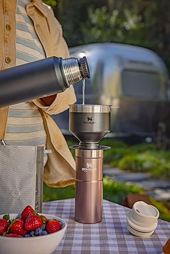 Miniatura 3 de Stanley Clásico Perfect-Brew vertido sobre carbón brillante