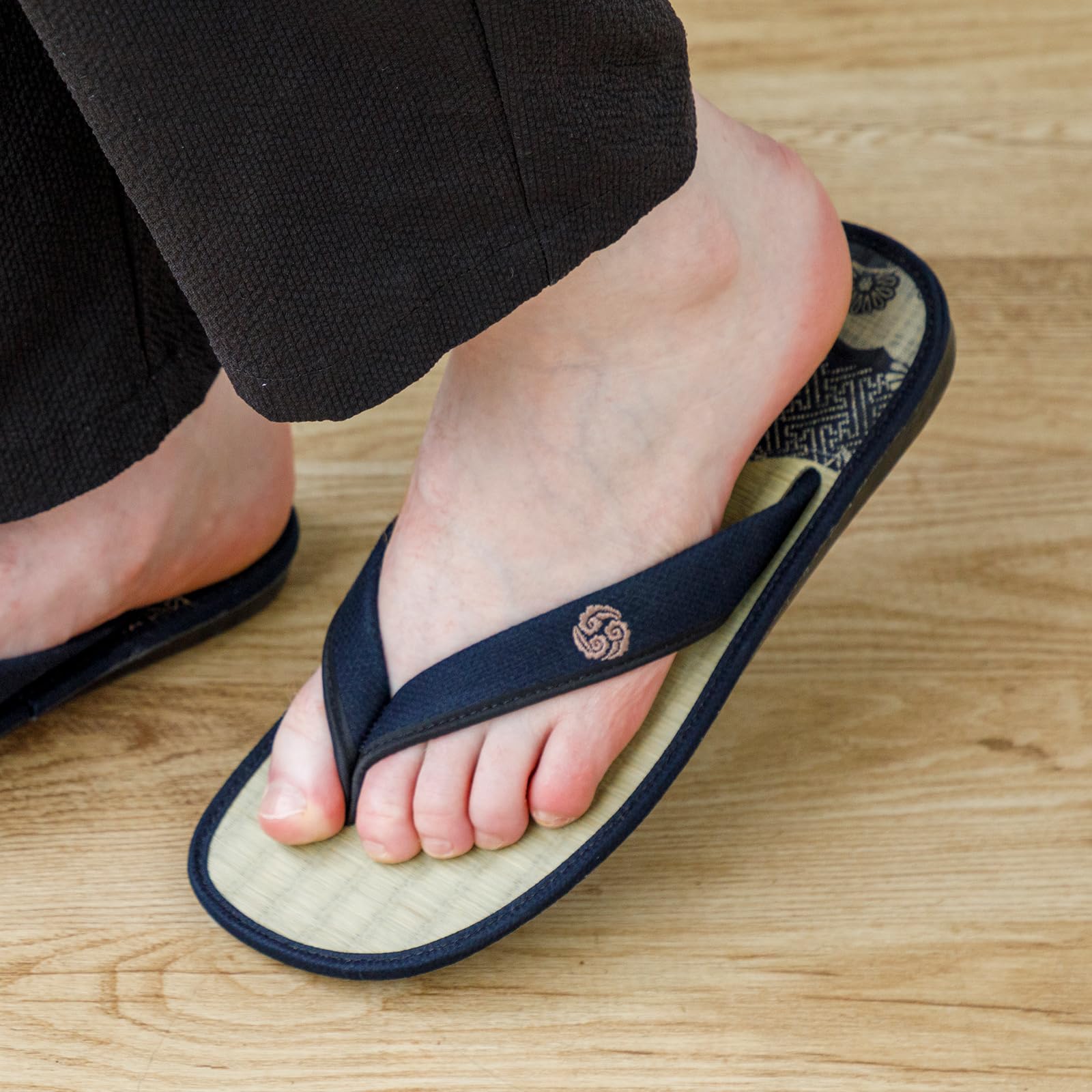 Sandales Traditionnelles Japonaises Asayu en Igusa, Fabriquées au Japon, Tatami Zori, Absorbantes et Désodorisantes - Motif Mosaïque, Taille Homme EU 39 à 42.