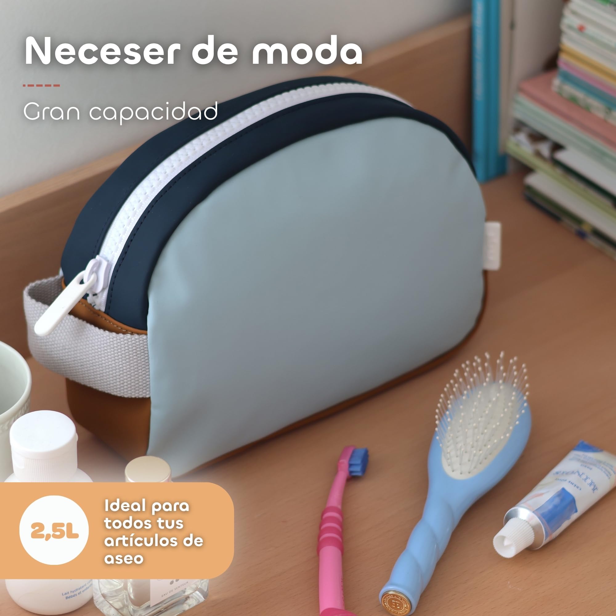 BÉABA, Neceser para bebé/niño, Impermeable, Gran capacidad 2,5L, Gran abertura con cremallera, Etiqueta para el nombre, Efecto chicle, Faro, Azul noche