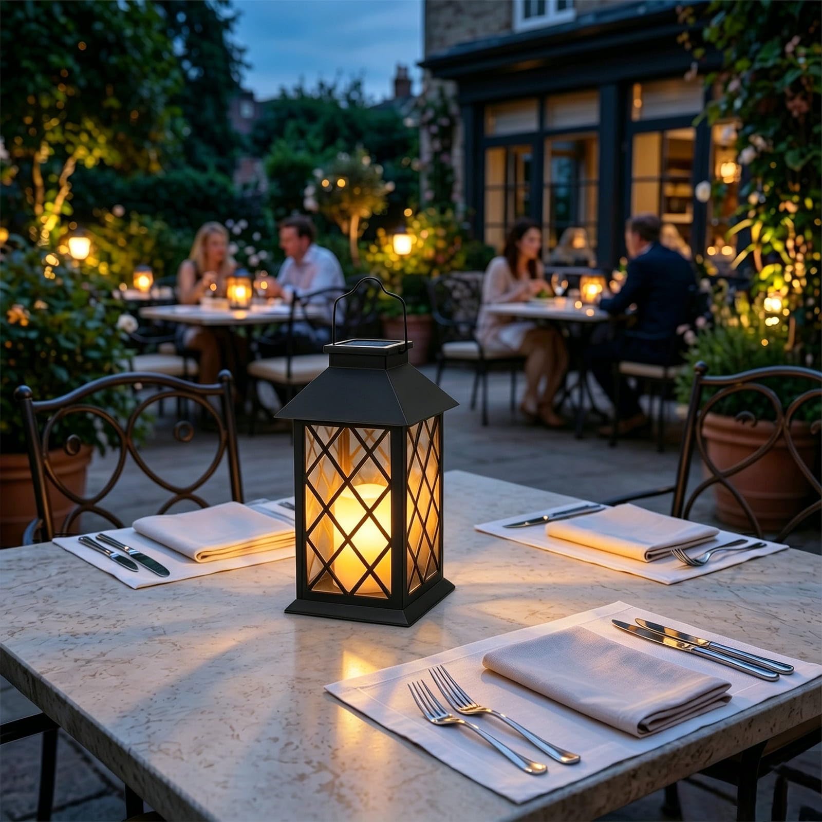 Yowin Lanterne da Esterno 2 Pezzi 22cm Grande Lanterna Solare da Giardino con Candele Tremolante, Vetro Temperato, Lampada Solari da Appendere Impermeabile Lampade da Tavolo per Balconi - Nero