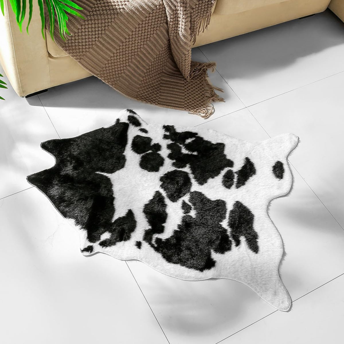IMIKEYA Tapis de Sol Antidérapant en Polyester Imprimé Vache Noir et Blanc Tapis Imitation Peau de Vache pour Décoration Maison et Salon et Multifonctionnel