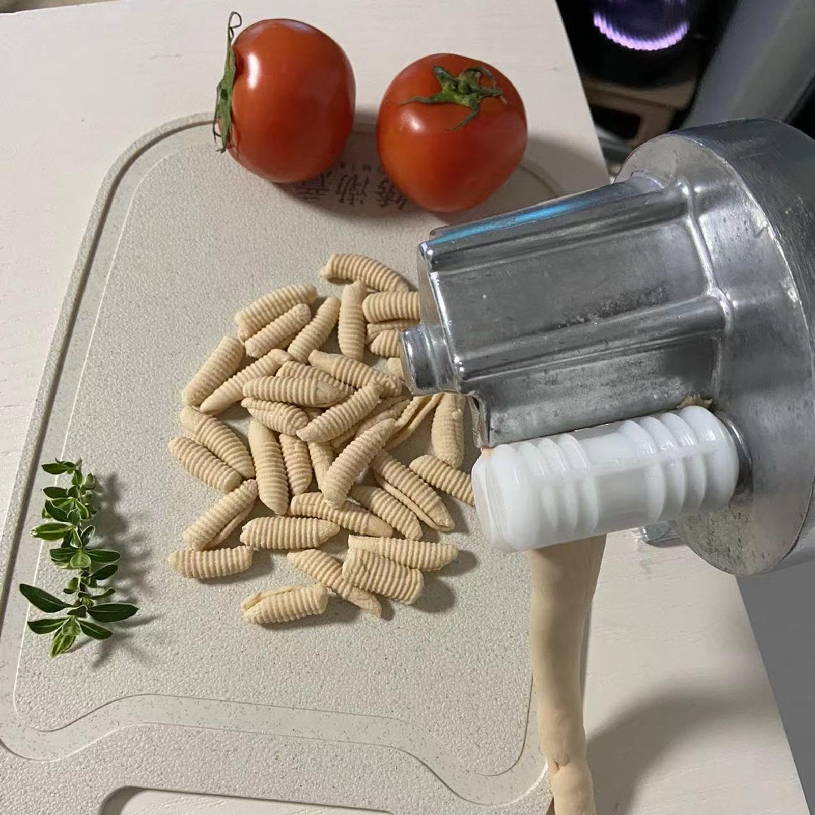Przenośna maszynka do makaronu z ręczną prasą do gnocchi do domowej roboty gnocchi i