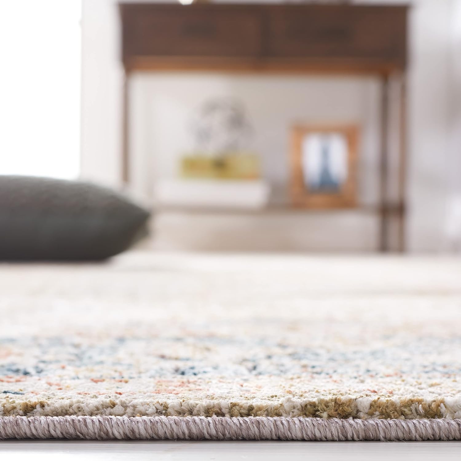 SAFAVIEH Silverado Collection Accent Rug - 4' x 6', Sage & Blue, Vintage Distressed Design, Non-Shedding & Easy Care, Ideal for High Traffic Areas in Entryway, Living Room, Bedroom (SVD110W)