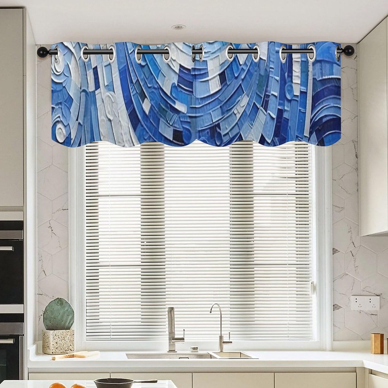 Cantonnières exotiques pour habiller une petite fenêtre de cuisine ou de bain