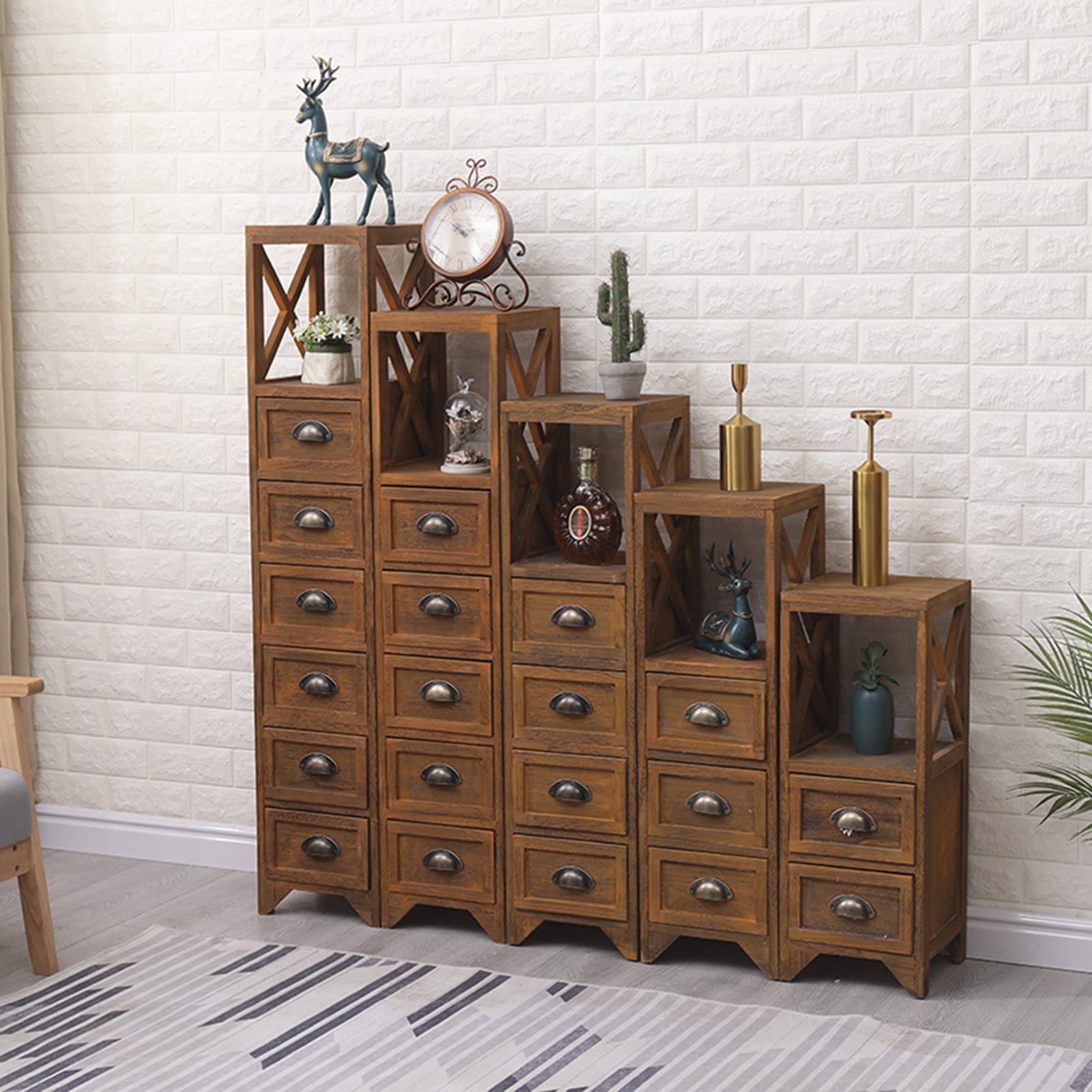 Comodino moderno con 2 cassetti, design ondulato, maniglie in metallo dorato e gambe alte in acciaio – 49x29x47 cm, bianco