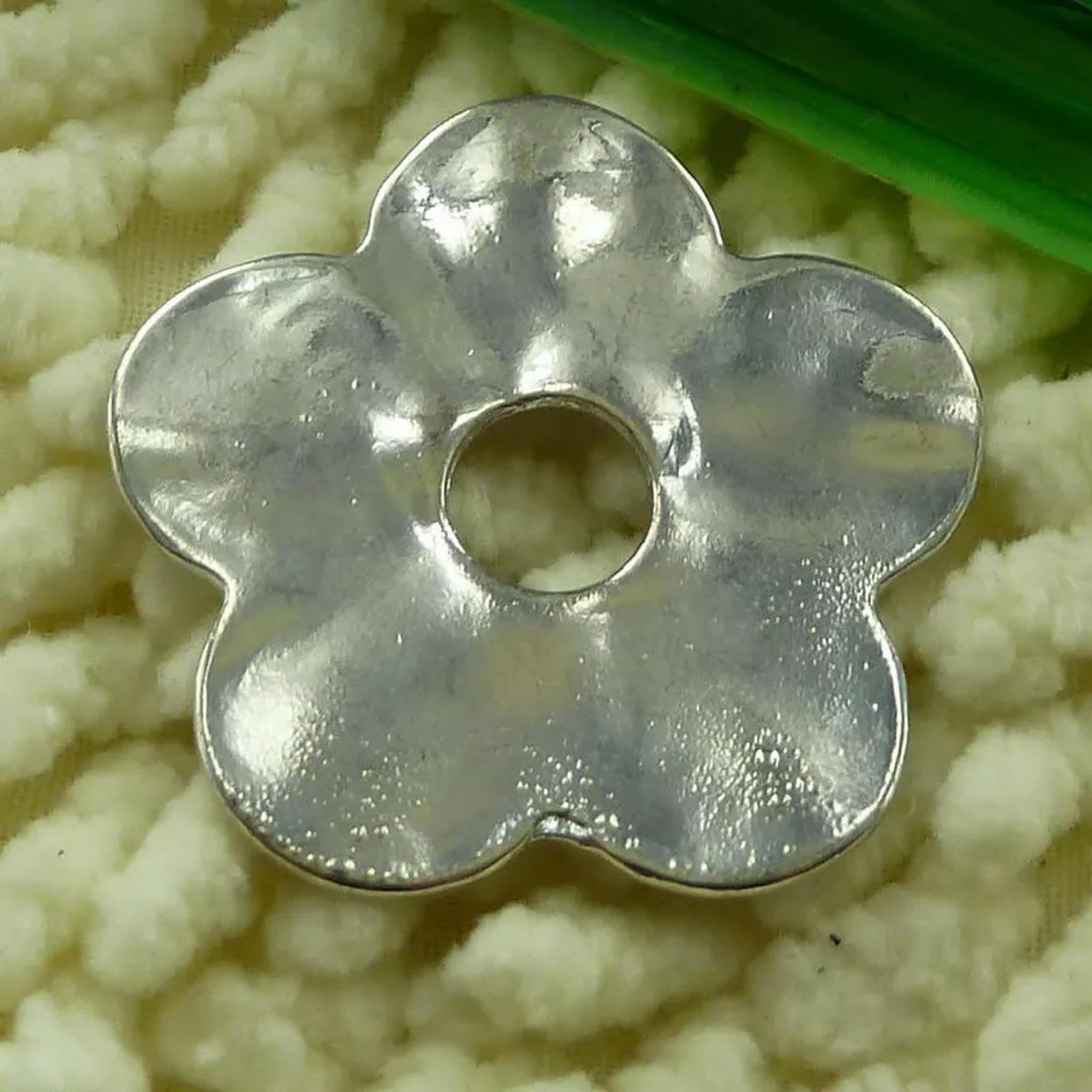 Fornituras de plata tibetana S2405 de 34 mm con relieve floral para joyería fina