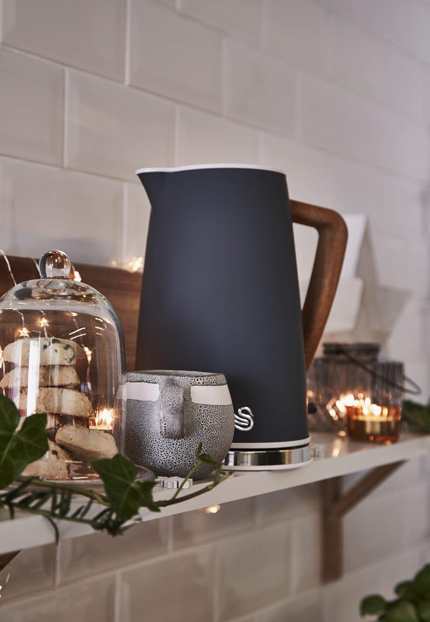 Swan Nordic Hervidor de agua eléctrico ultra rápido, inalámbrico sin cable, diseño moderno, 1,7 l, 2200 W, asa efecto madera, apagado automático, gris