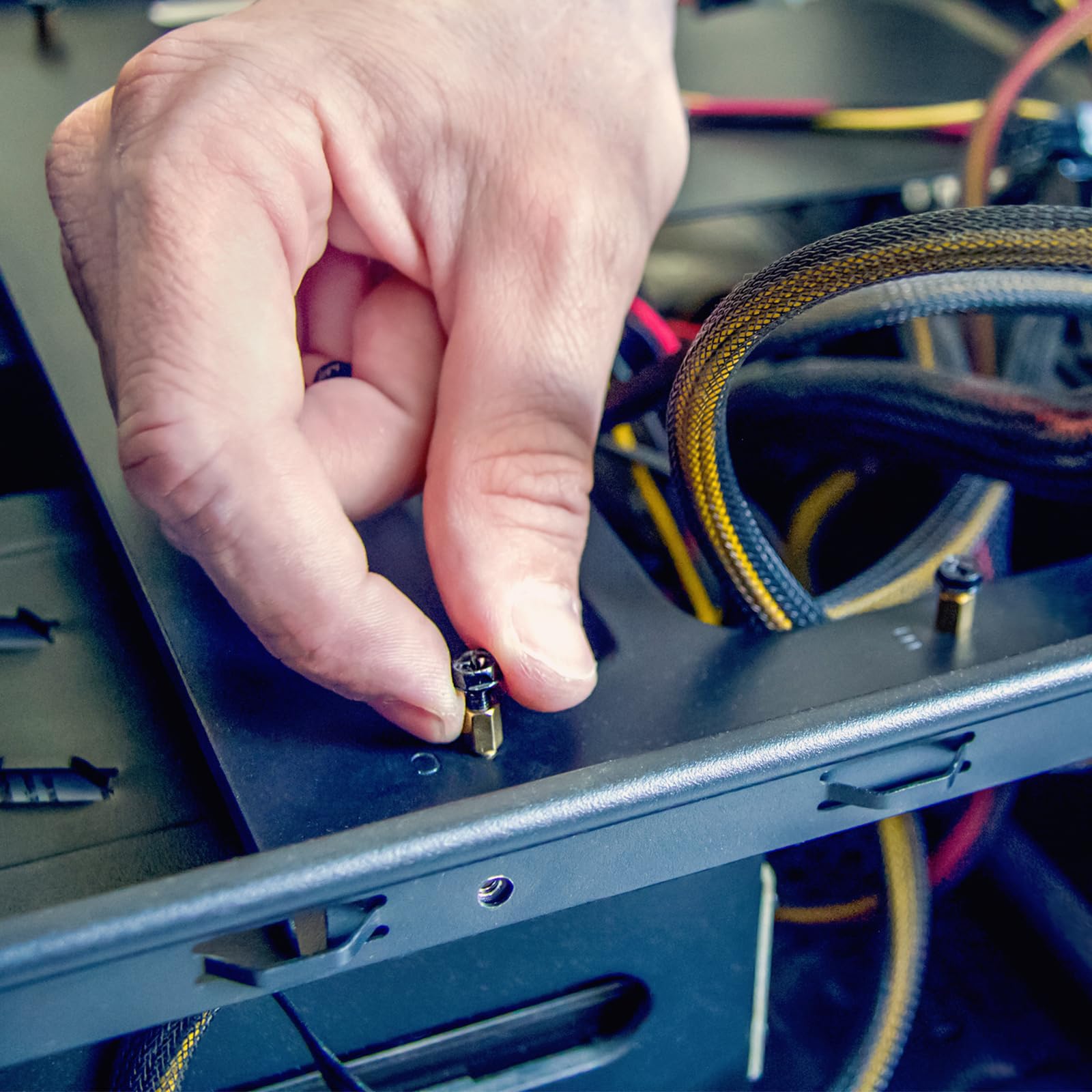 YOKIVE 20 szt. śrub dystansowych M3, mosiężne sześciokątne elementy dystansowe do PCB, utrzymują stałą wysokość, idealne do płyty głównej (złoty odcień, 4 mm + 3 mm)
