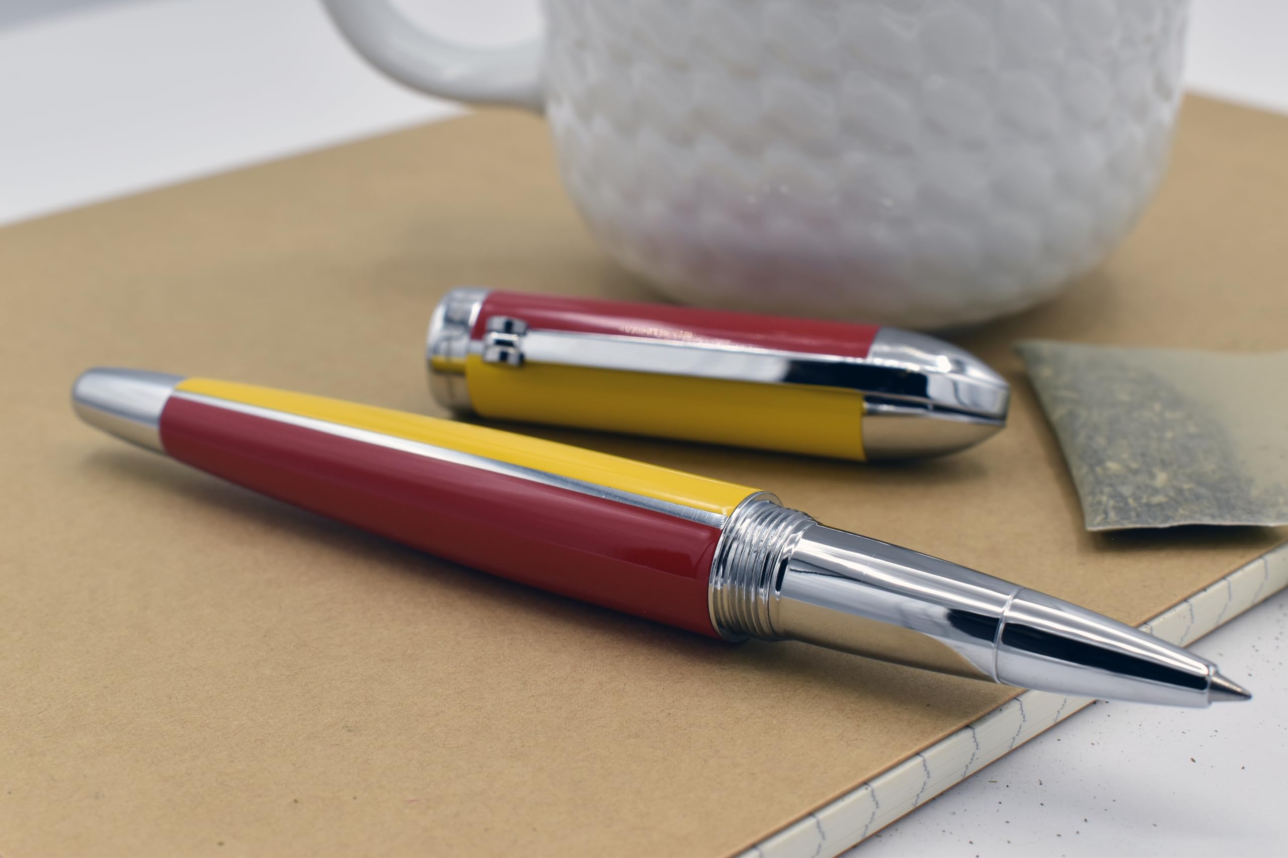 Długopis wieczny Xezo Visionary z mosiądzu i aluminium, cienki wkład. Ręcznie lakierowany w złocie aspen i czerwieni. Z numeracją seryjną w limitowanej edycji 500 sztuk. Klasyczne wzornictwo Art Deco