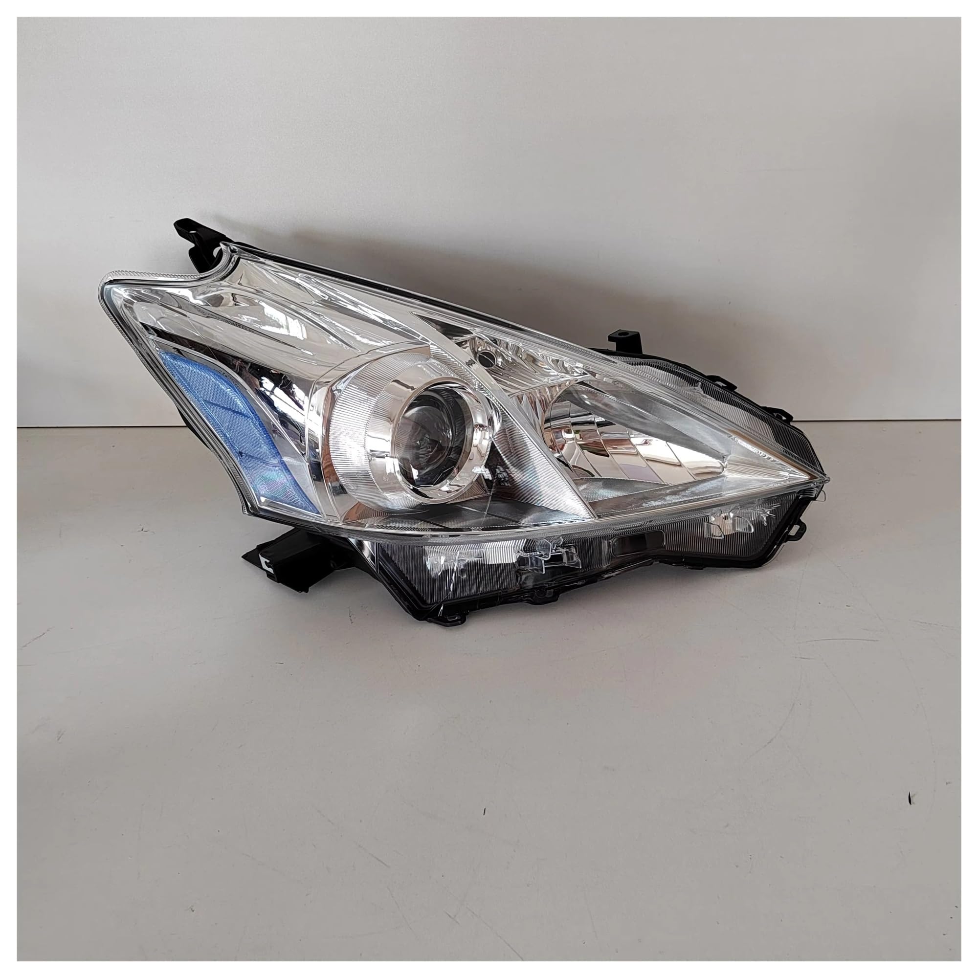 Phare avant gauche remplacer optique usé pour Prius Plus ZVW40