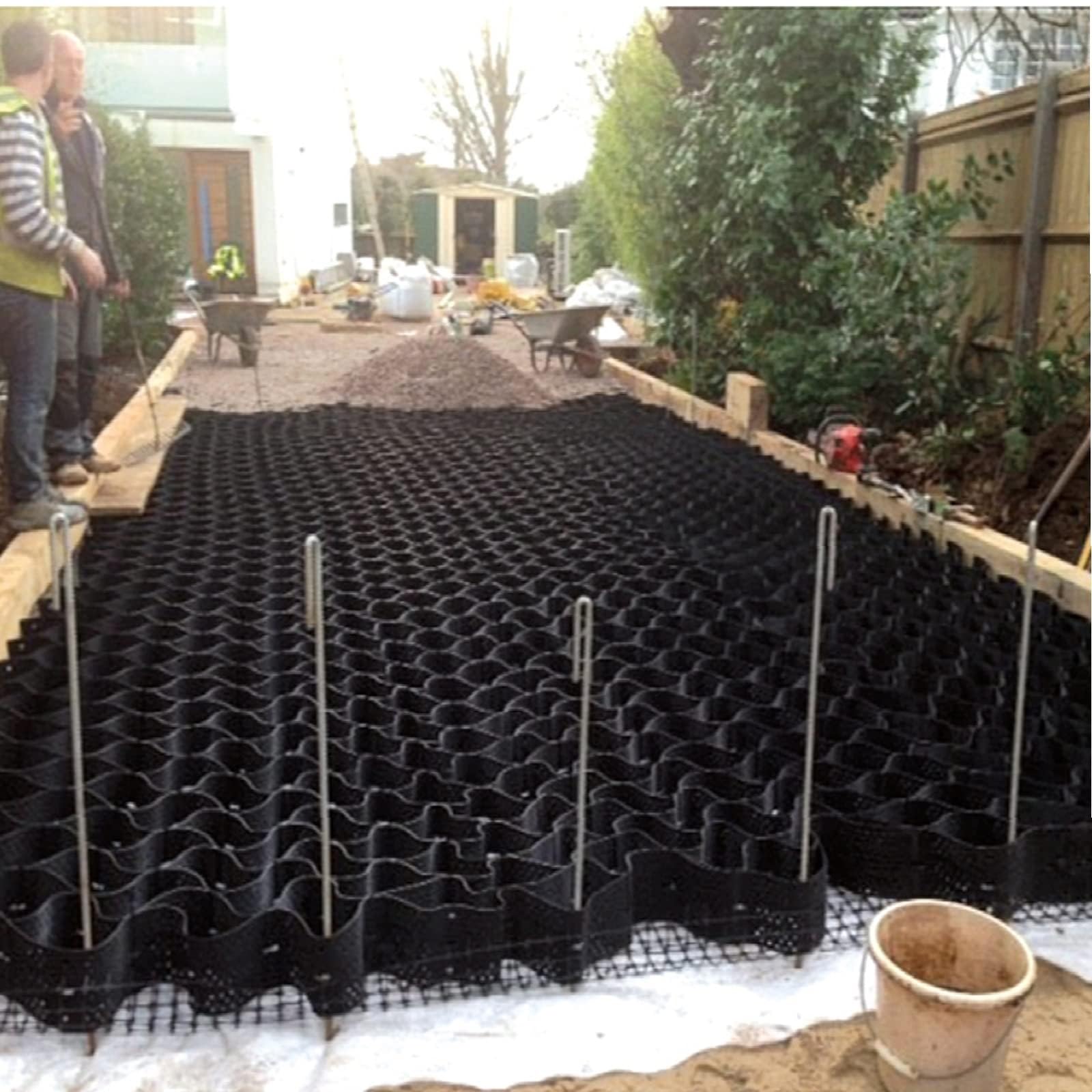 Grille au sol pour allées agricoles et aménagement de parkings en gravier de pois