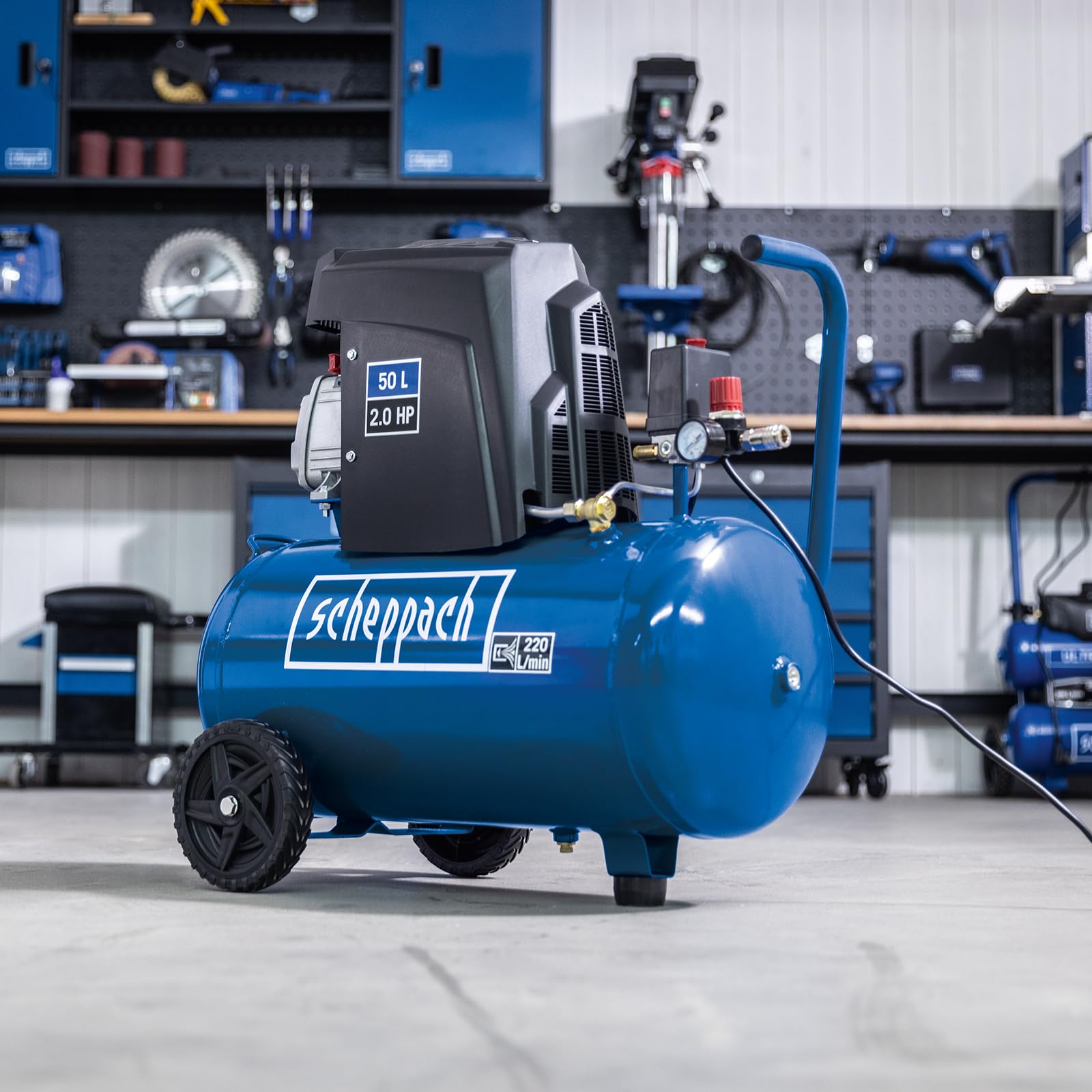 Scheppach Kompressor HC63 Druckluftkompressor ölgeschmiert mit 14 tlg. Zubehör | 50L Kessel | 10bar Arbeitsdruck | 1500W | 220L/min Ansaugleistung | Fahrvorrichtung, Schnellkupplung & Transportgriff