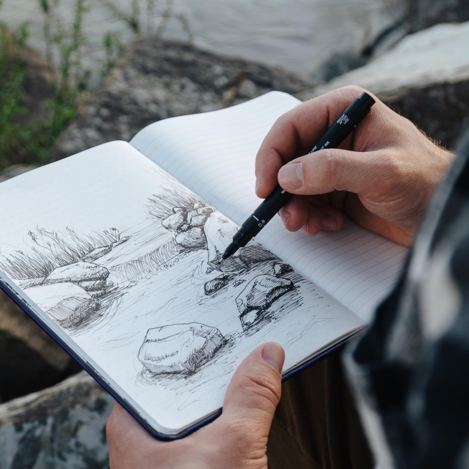 Stone Journal Explorer - Cuaderno de papel impermeable A5, tapa dura de cuero vegano azul marino, 144 páginas con rayas alternas y cuadrícula de puntos, bolsillo trasero, resistente a la intemperie
