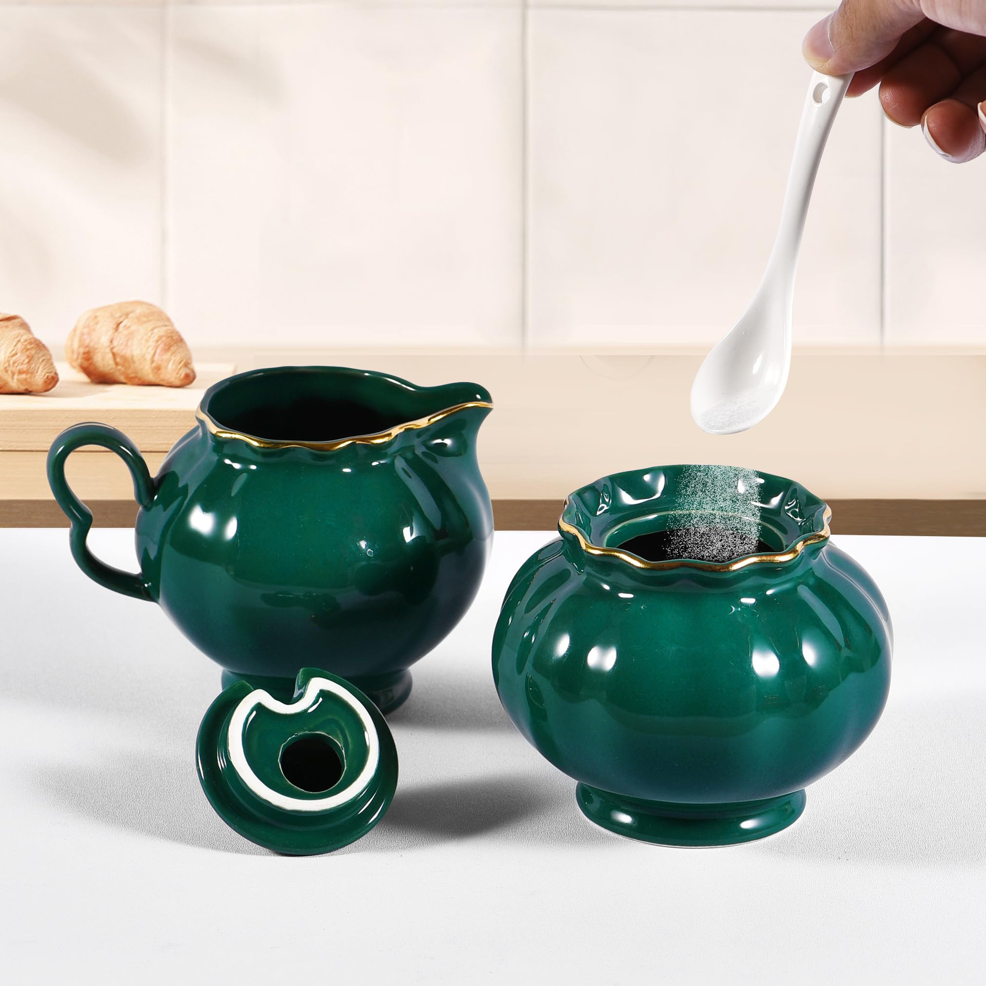 Sahnekännchen und Zuckerdose Set, Kleiner Sahnebehälter aus Keramik mit Griff & Zuckertopf mit Deckel und Löffel, lebensmittelecht und bleifrei, Grün