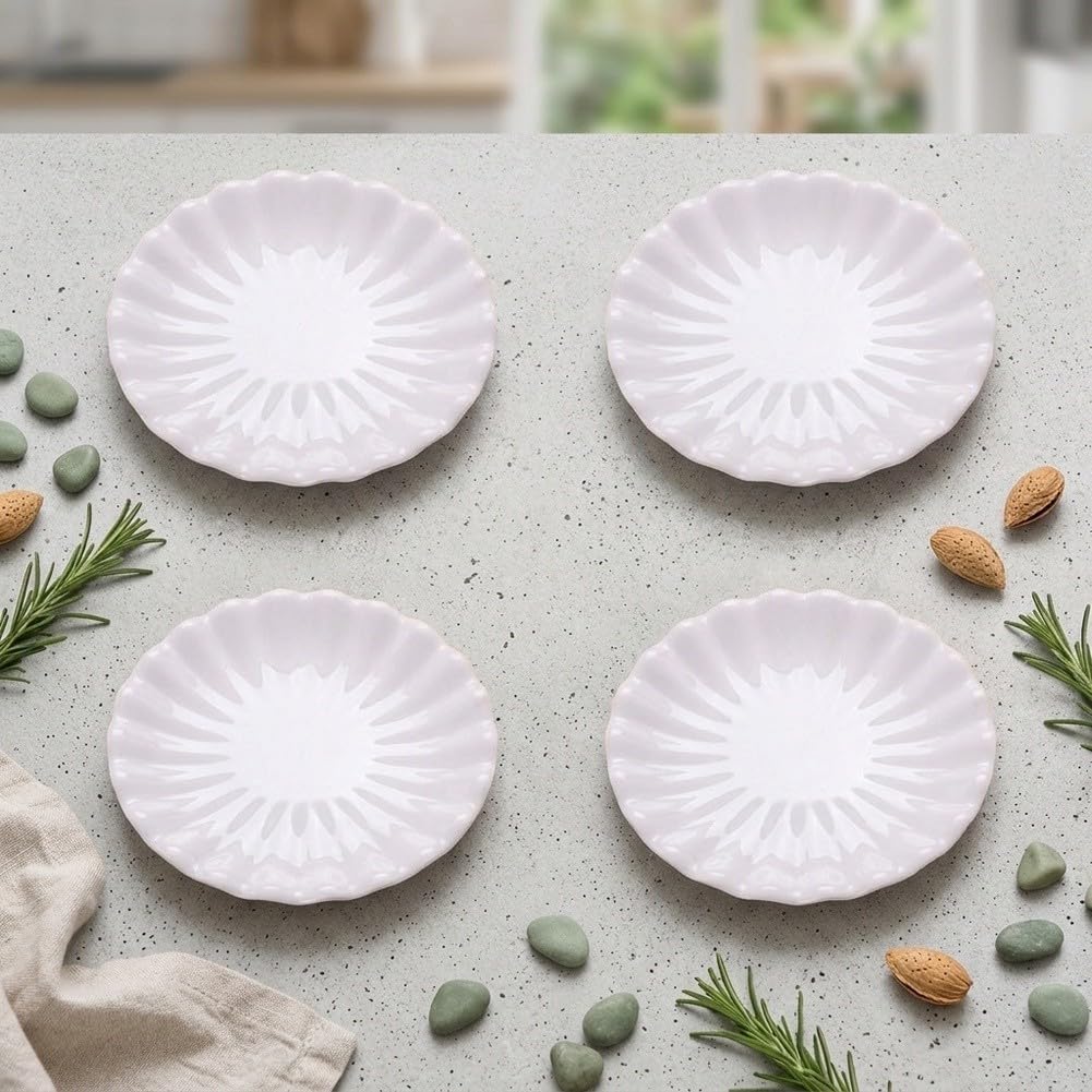 Lot de 4 assiettes plates en mélamine blanche avec bords en relief et bords fleuris - Résistantes aux chocs - Pour la maison et le restaurant (25,4 cm)