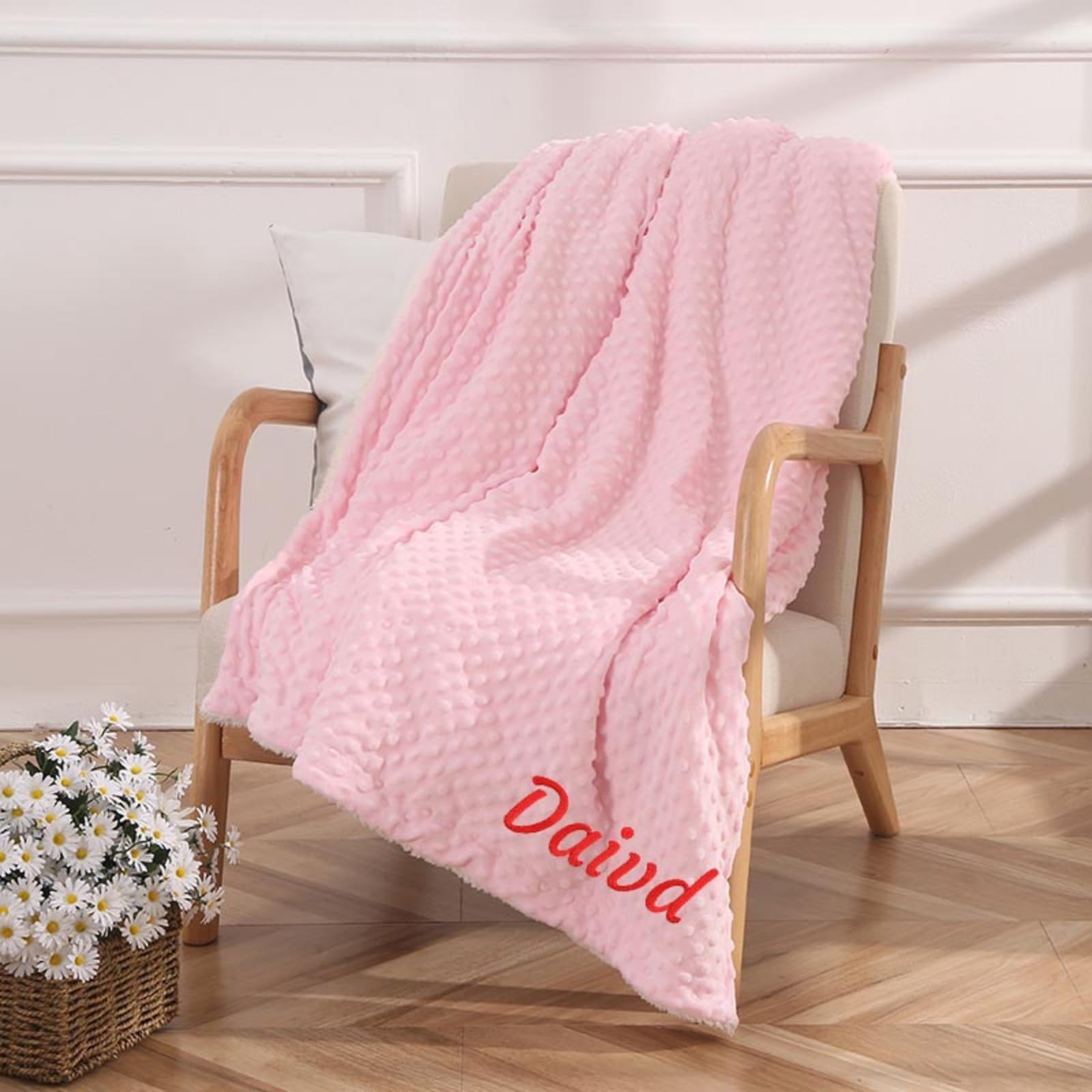 Couverture brodée de prestige pour bébé avec monogramme rose délicat