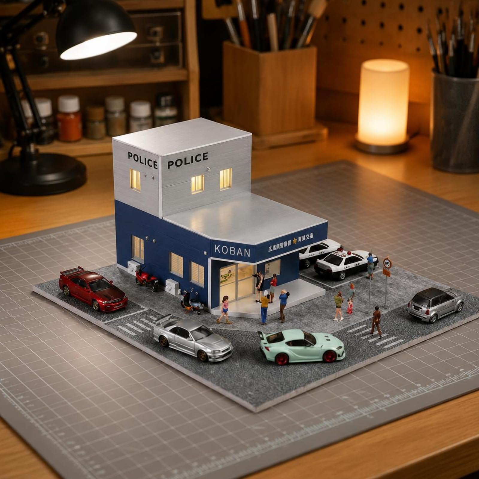 Miniatura Stazione di Polizia 1 64 Diorama Edificio Modello Stradale Base Pavimentata Segnaletica in PVC E Adatta per Esposizione su Collezione
