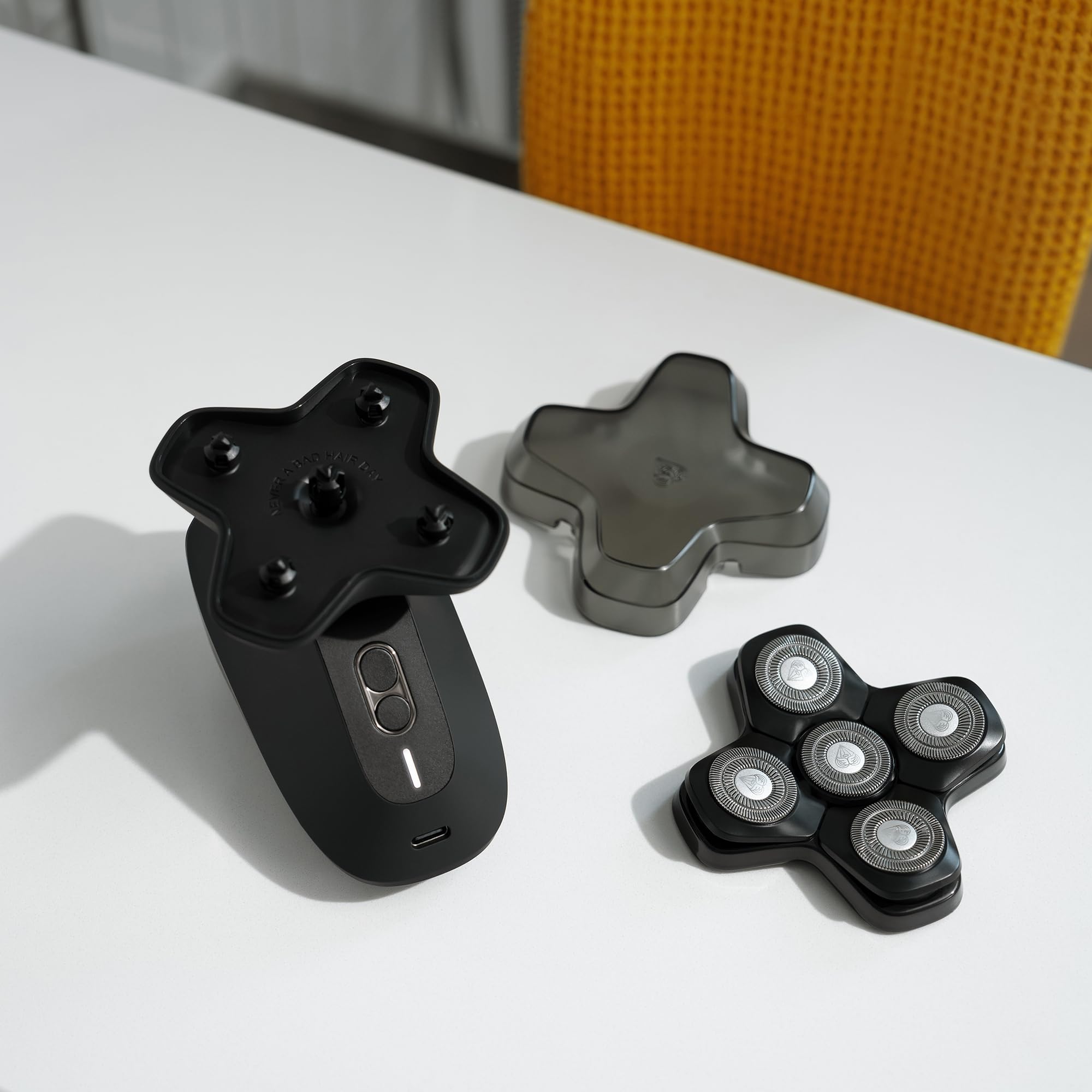 Afeitadora para la cabeza The Dome Shaver™ PRO de MANSCAPED® – Cinco cabezales giratorios con tecnología SkinSafe® y FlexAdjust, resistente al agua, carga inalámbrica y USB-C, bloqueo de seguridad.