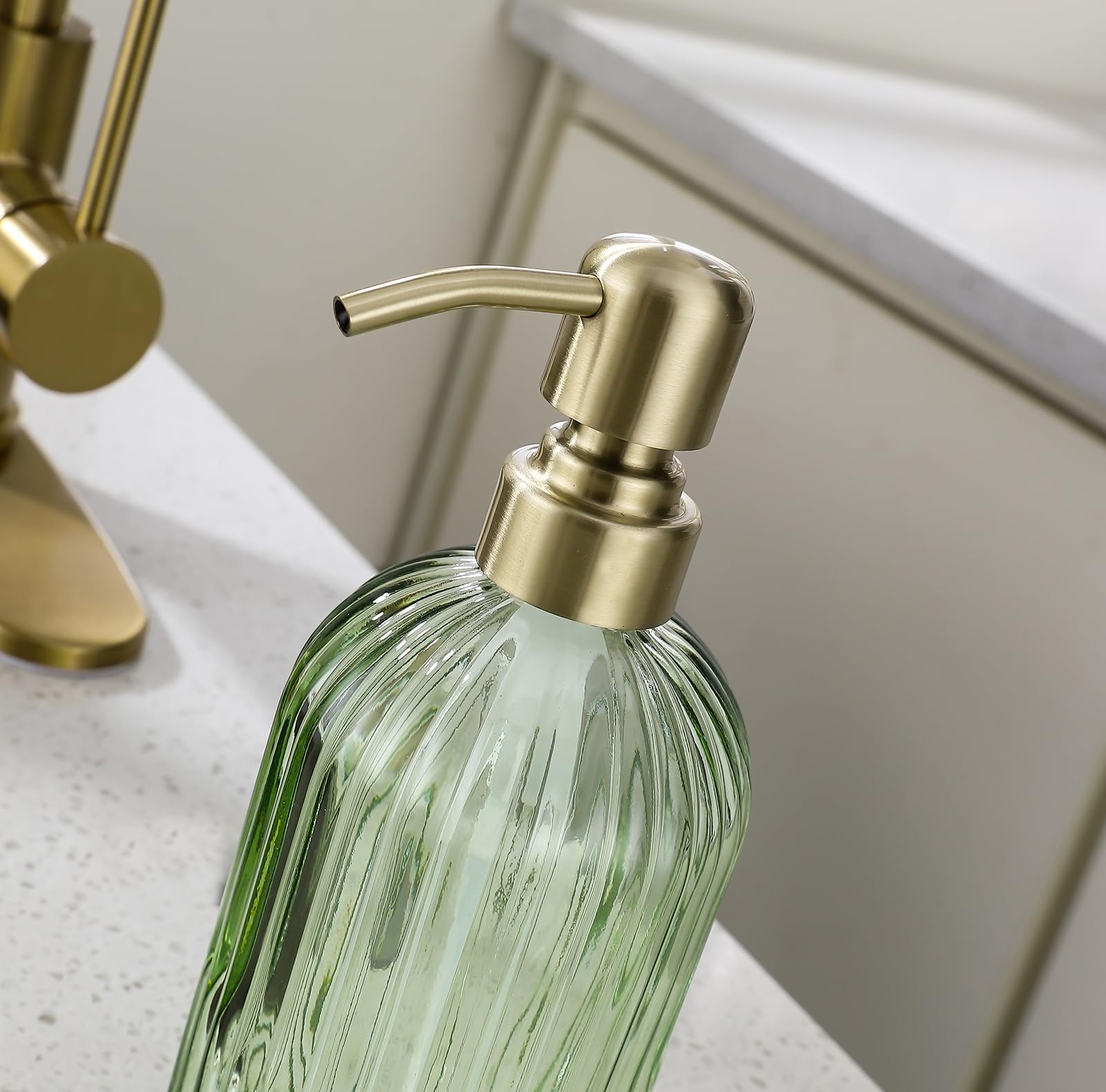 Seifenspender aus grünem Glas mit rostfreier Edelstahl-Pumpe, 473 ml, grüne Streifen, Badezimmer-Handspender, Lotionspender mit gebürsteter Goldpumpe, gebürstetes Goldglas, Seifenspender, 2 Packungen
