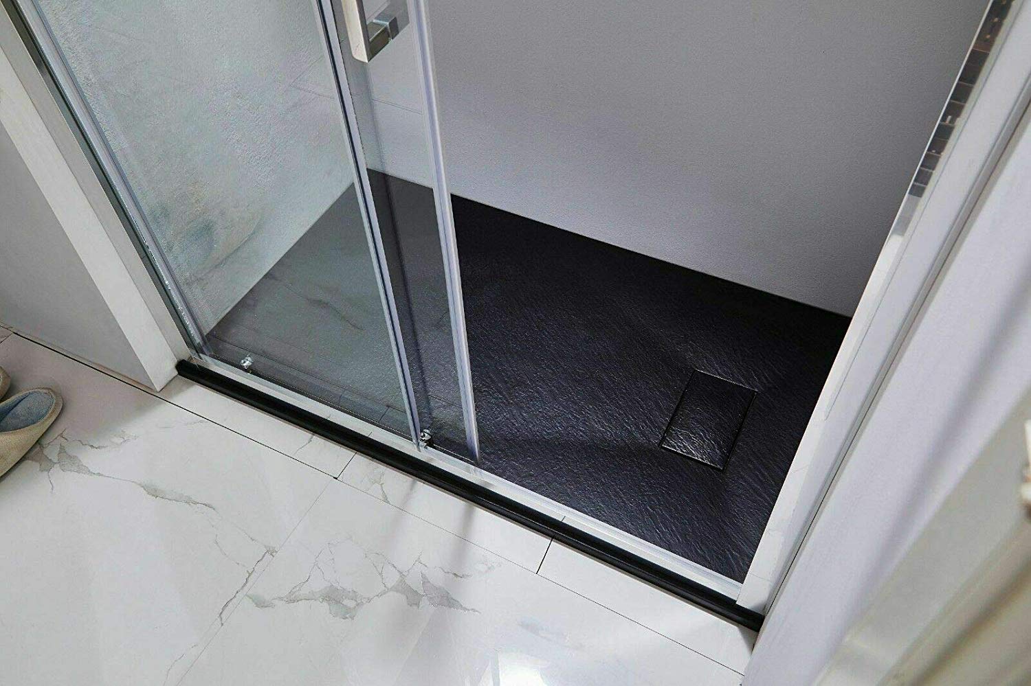 Piatto Doccia Casa Arredo Bagno In Resina Effetto Pietra Stone Ardesia Spessore 2.6 Cm Antiscivolo Filopavimento Indistruttibile Con Griglia Di Copertura Antracite Nero (70x90 cm)