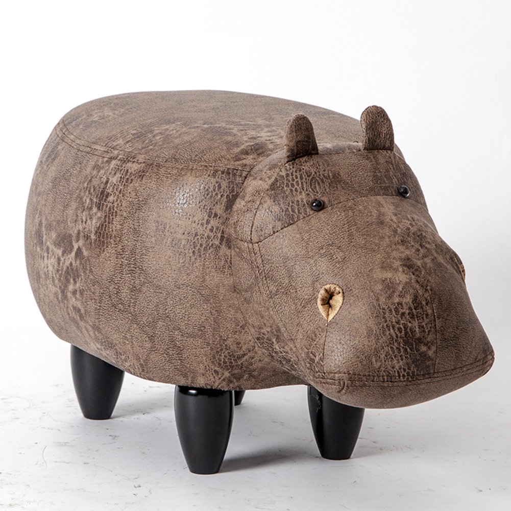Changer de chaussures sur un tabouret hippo ludique et mignon
