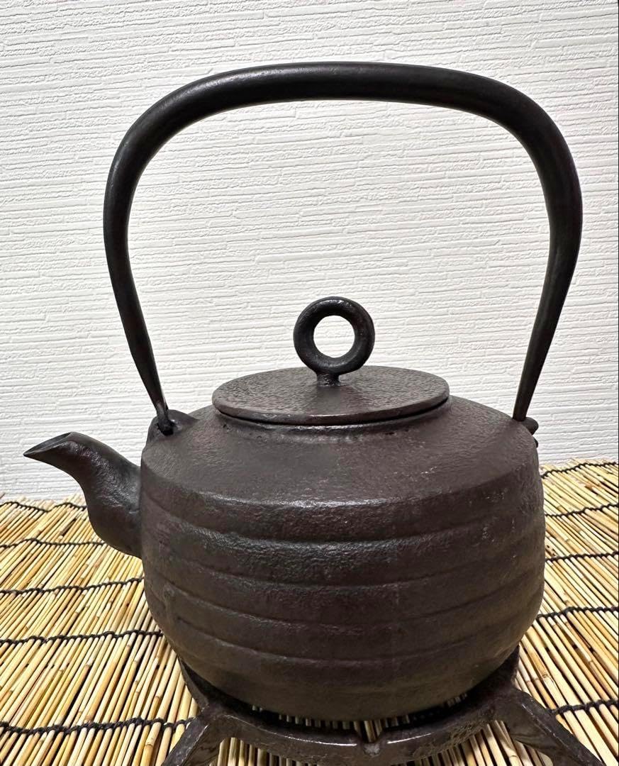 ほぼ未使用品　供箱等付属品付岩手県奥州佐秋鋳造所佐藤守巨造 真作保証　南部鉄瓶 ほぼ未使用品 供箱等付属品付岩手県奥州佐秋鋳造所佐藤守巨造 真作保証