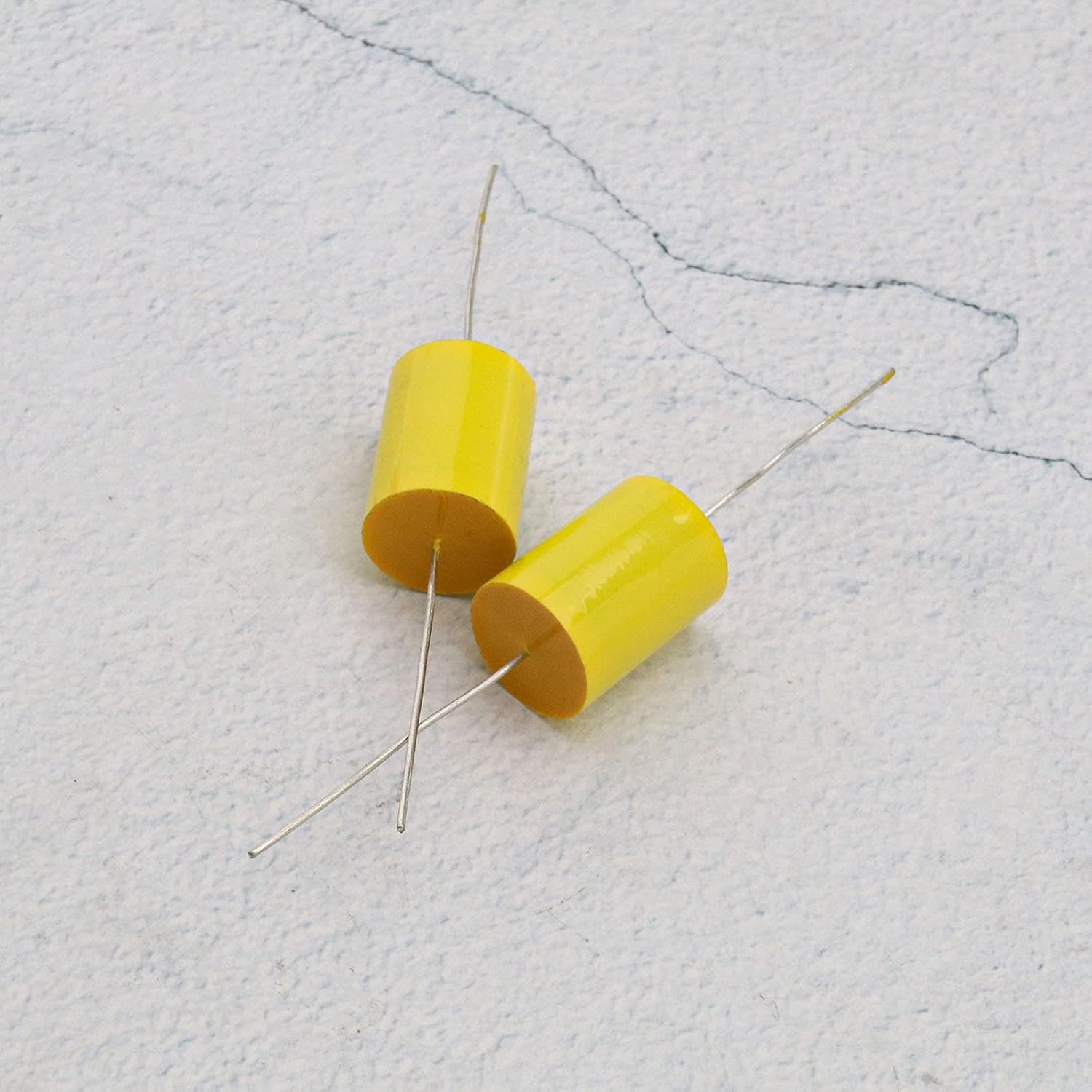 Axial Metallised Polypropylene Film Capacitor 0.47uF 470nF ±5 Percent 630V Rated with Long Lead for Radio Amplifier Pack of 20