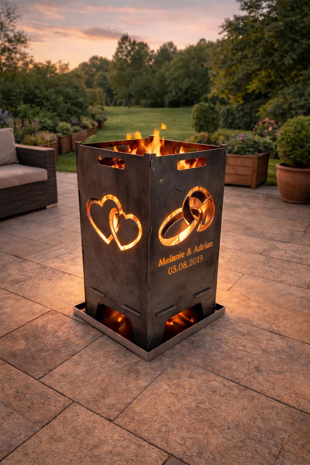 Lehnert Feuertonne Hochzeit 74 cm aus 3 mm Stahlblech personalisiert Feuerkorb Feuerstelle mit Zwei Herzen und Trauringen, große Massive und Feuerfeste Feuerstelle. Das perfekte Hochzeitsgeschenk